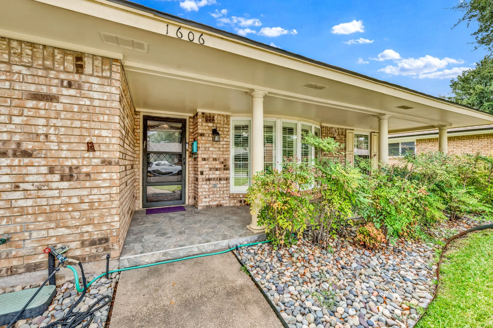 Single Family Residence For Sale in Dallas County , 1606 Clear Point Drive, Garland, Texas 75041, 3 Bedroom, 2 Bathroom, 2 Garage spaces, 2,095 Sqft, built in 1971, mls#21379415, Real Estate Agent in Garland, Homes For Sale in Dallas county, Homes For Sale in Garland, Realtor in Garland Texas, Real Estate Brokerage Independent Realty Texas, Luminita Cordes Realtor