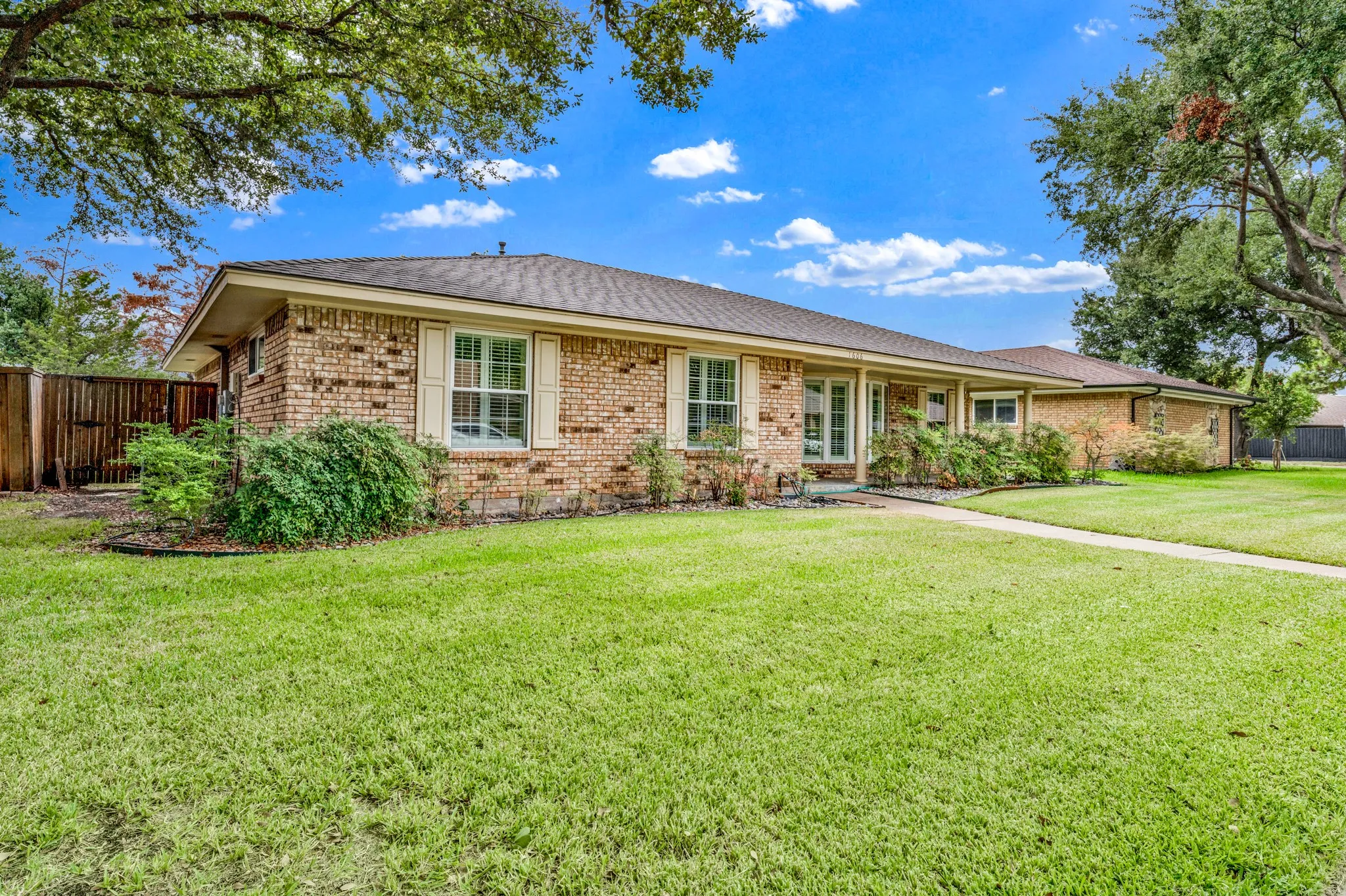 Single Family Residence For Sale in Dallas County , 1606 Clear Point Drive, Garland, Texas 75041, 3 Bedroom, 2 Bathroom, 2 Garage spaces, 2,095 Sqft, built in 1971, mls#21379415, Real Estate Agent in Garland, Homes For Sale in Dallas county, Homes For Sale in Garland, Realtor in Garland Texas, Real Estate Brokerage Independent Realty Texas, Luminita Cordes Realtor