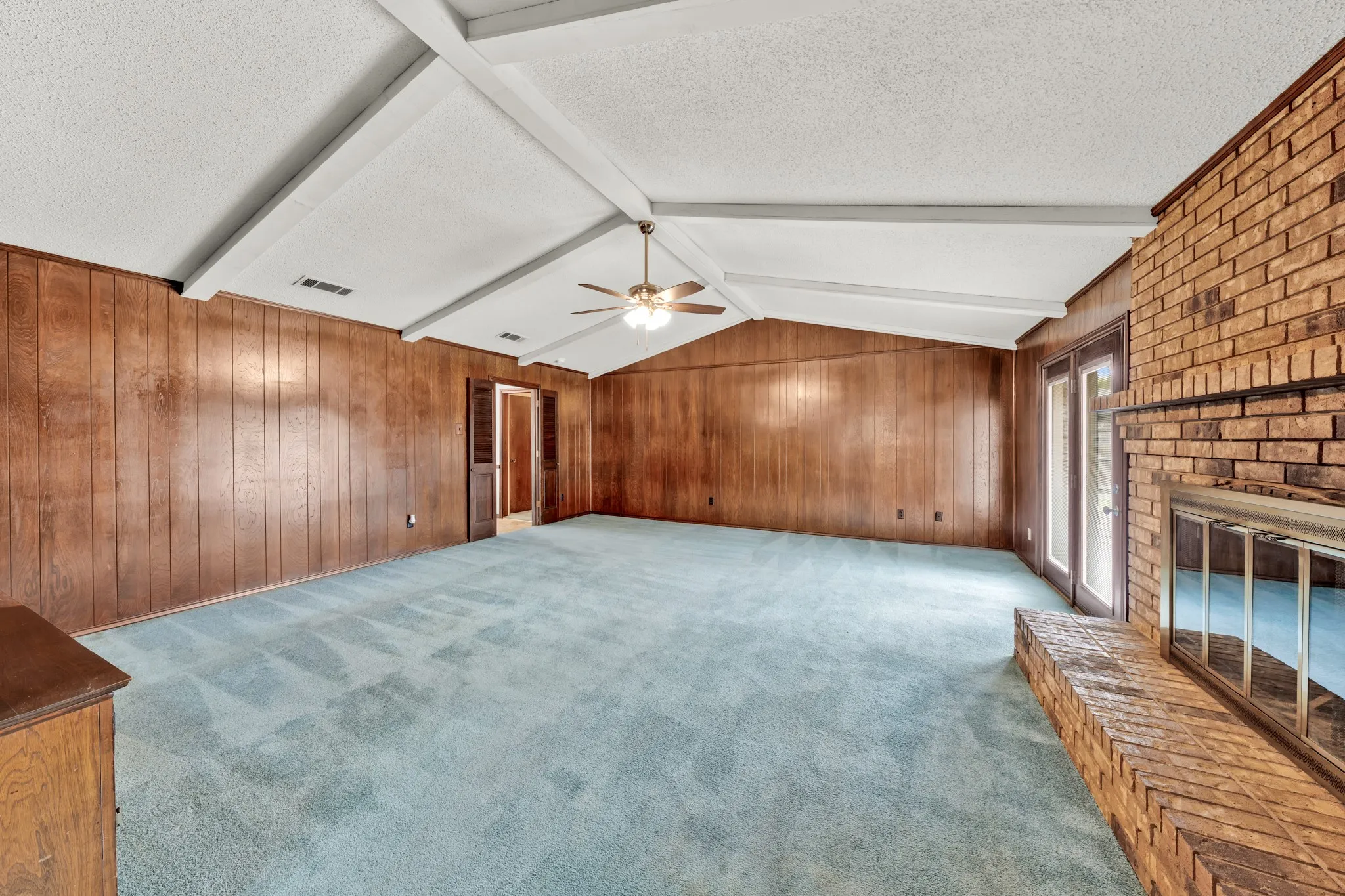 Single Family Residence For Sale in Dallas County , 1606 Clear Point Drive, Garland, Texas 75041, 3 Bedroom, 2 Bathroom, 2 Garage spaces, 2,095 Sqft, built in 1971, mls#21379415, Real Estate Agent in Garland, Homes For Sale in Dallas county, Homes For Sale in Garland, Realtor in Garland Texas, Real Estate Brokerage Independent Realty Texas, Luminita Cordes Realtor