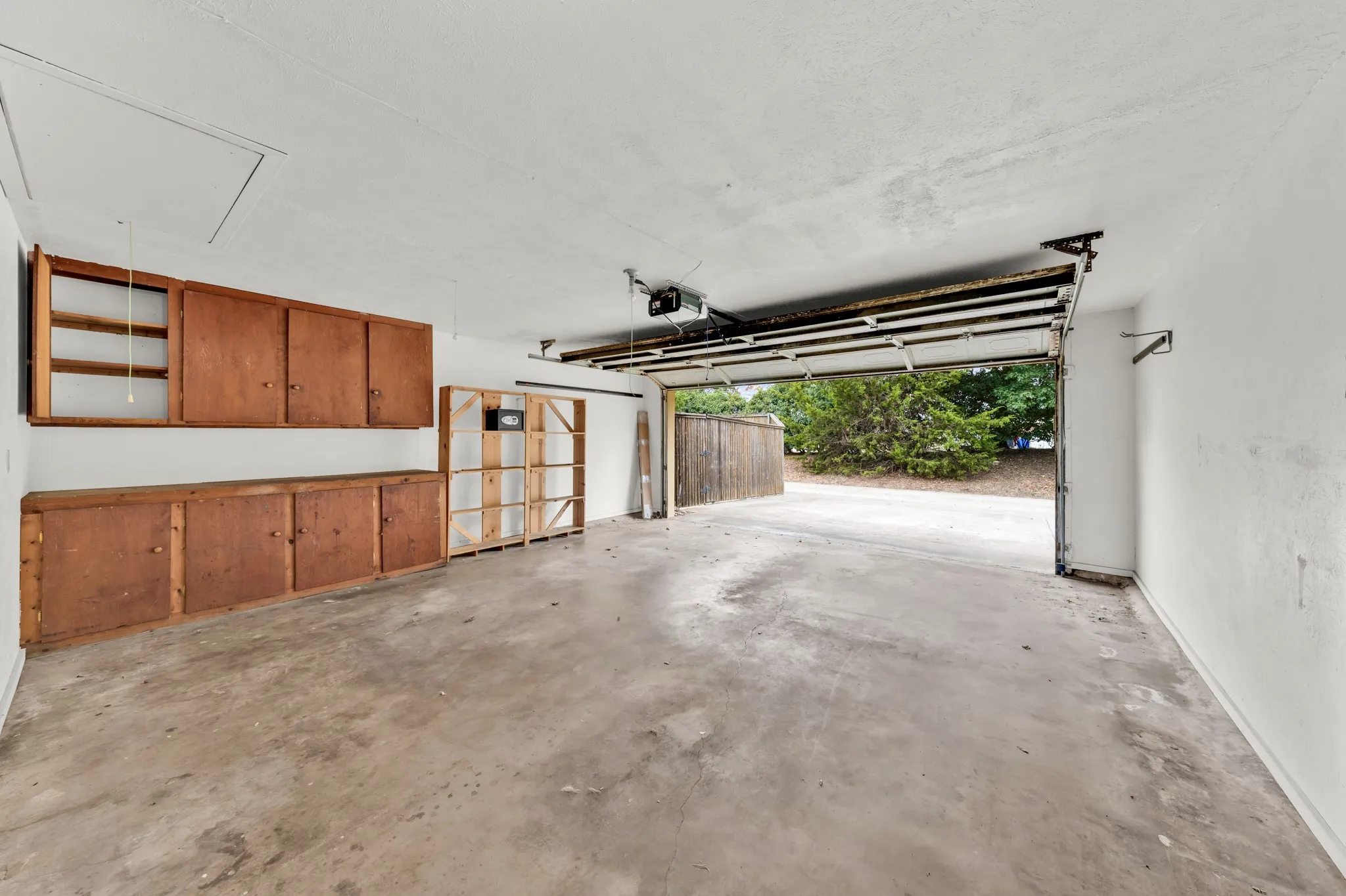Single Family Residence For Sale in Dallas County , 1606 Clear Point Drive, Garland, Texas 75041, 3 Bedroom, 2 Bathroom, 2 Garage spaces, 2,095 Sqft, built in 1971, mls#21379415, Real Estate Agent in Garland, Homes For Sale in Dallas county, Homes For Sale in Garland, Realtor in Garland Texas, Real Estate Brokerage Independent Realty Texas, Luminita Cordes Realtor