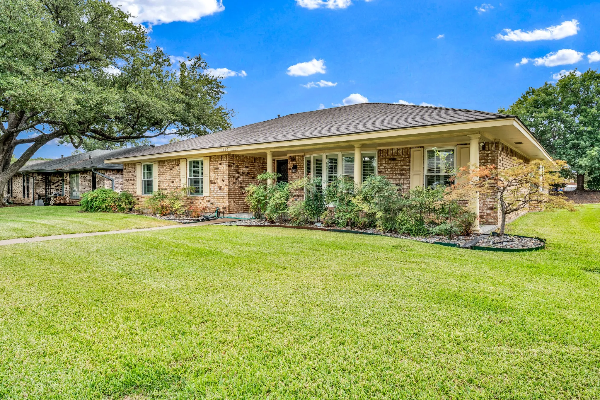 Single Family Residence For Sale in Dallas County , 1606 Clear Point Drive, Garland, Texas 75041, 3 Bedroom, 2 Bathroom, 2 Garage spaces, 2,095 Sqft, built in 1971, mls#21379415, Real Estate Agent in Garland, Homes For Sale in Dallas county, Homes For Sale in Garland, Realtor in Garland Texas, Real Estate Brokerage Independent Realty Texas, Luminita Cordes Realtor