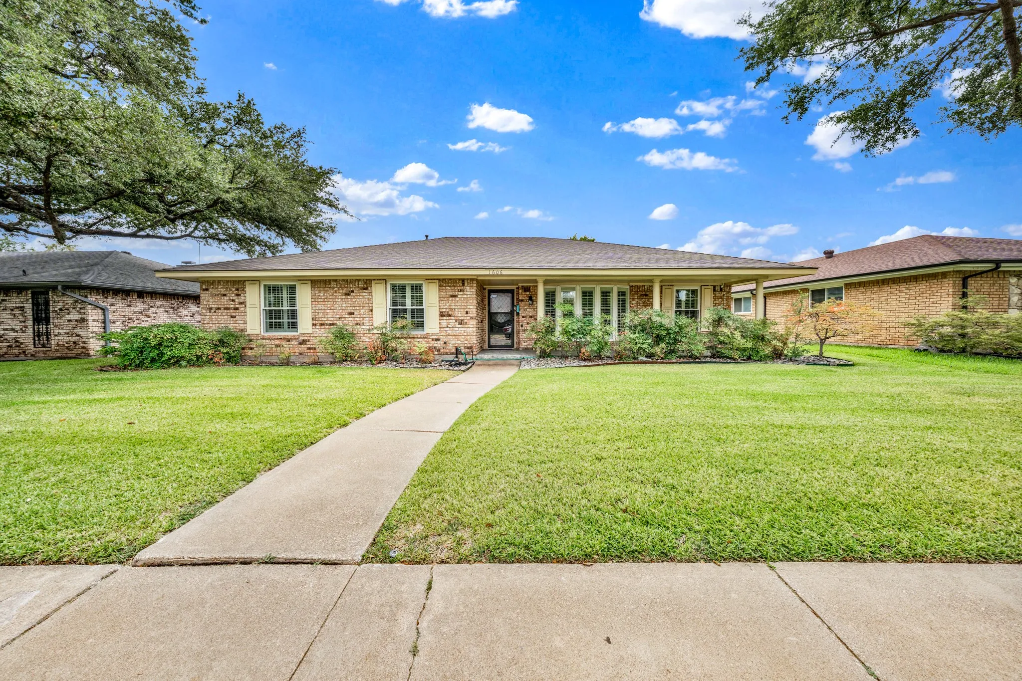 Single Family Residence For Sale in Dallas County , 1606 Clear Point Drive, Garland, Texas 75041, 3 Bedroom, 2 Bathroom, 2 Garage spaces, 2,095 Sqft, built in 1971, mls#21379415, Real Estate Agent in Garland, Homes For Sale in Dallas county, Homes For Sale in Garland, Realtor in Garland Texas, Real Estate Brokerage Independent Realty Texas, Luminita Cordes Realtor