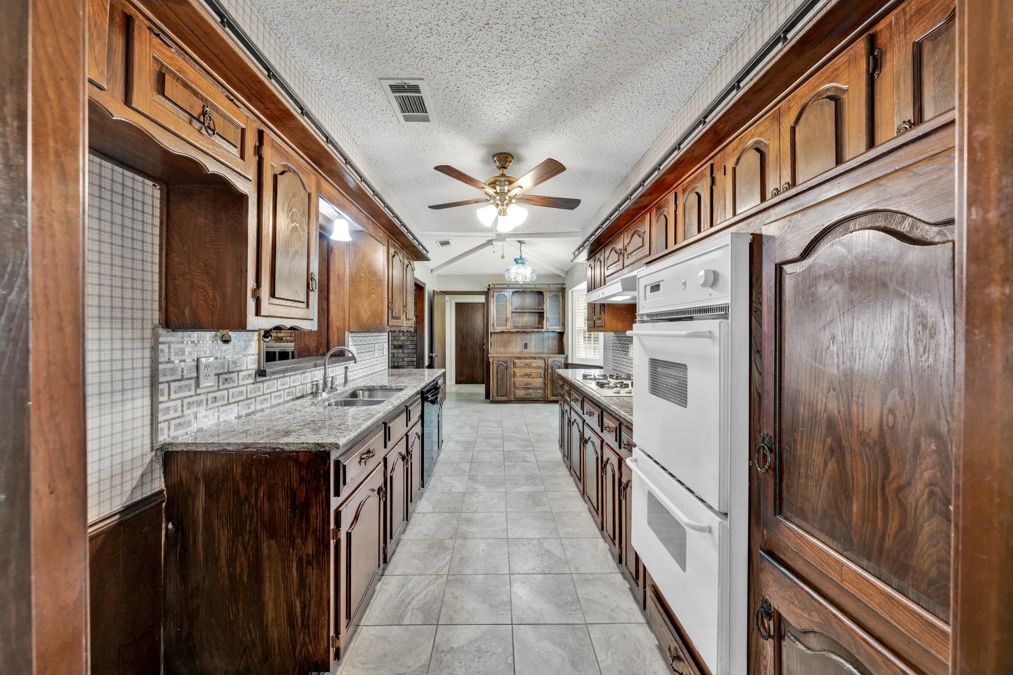 Single Family Residence For Sale in Dallas County , 1606 Clear Point Drive, Garland, Texas 75041, 3 Bedroom, 2 Bathroom, 2 Garage spaces, 2,095 Sqft, built in 1971, mls#21379415, Real Estate Agent in Garland, Homes For Sale in Dallas county, Homes For Sale in Garland, Realtor in Garland Texas, Real Estate Brokerage Independent Realty Texas, Luminita Cordes Realtor