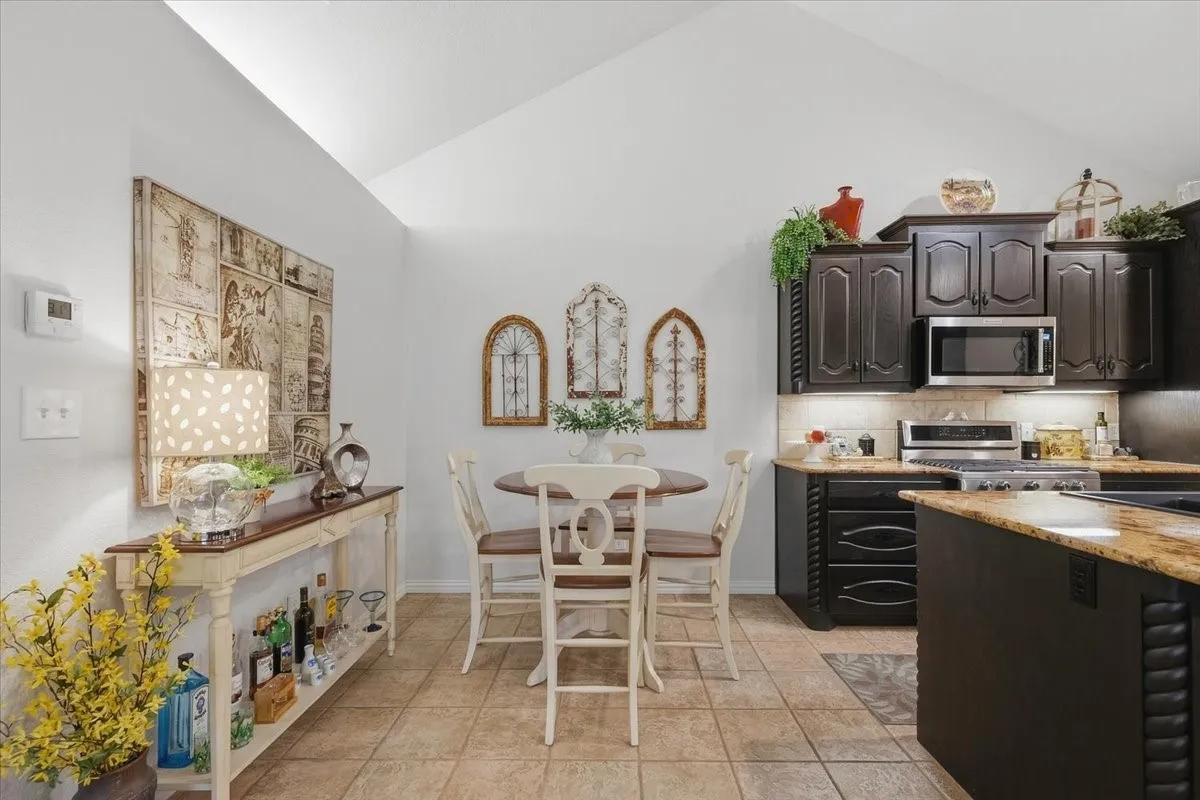 Condominium For Sale in Tarrant County , 6153 Welden Court, Fort Worth, Texas 76132, 2 Bedroom, 2 Bathroom, 2 Garage spaces, 1,579 Sqft, built in 1998, mls#21380734, Real Estate Agent in Fort Worth, Homes For Sale in Tarrant county, Homes For Sale in Fort Worth, Realtor in Fort Worth Texas, Real Estate Brokerage Independent Realty Texas, Luminita Cordes Realtor