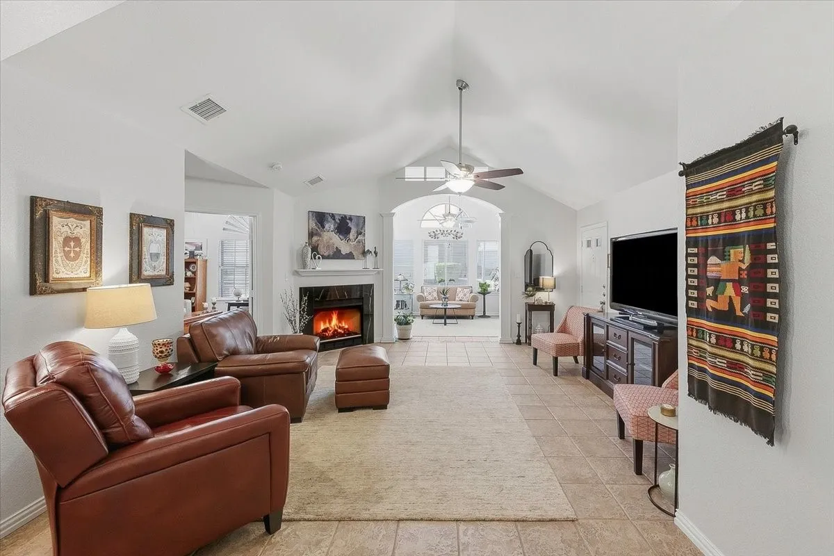 Condominium For Sale in Tarrant County , 6153 Welden Court, Fort Worth, Texas 76132, 2 Bedroom, 2 Bathroom, 2 Garage spaces, 1,579 Sqft, built in 1998, mls#21380734, Real Estate Agent in Fort Worth, Homes For Sale in Tarrant county, Homes For Sale in Fort Worth, Realtor in Fort Worth Texas, Real Estate Brokerage Independent Realty Texas, Luminita Cordes Realtor