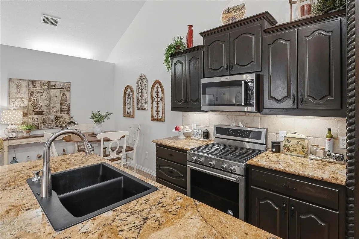 Condominium For Sale in Tarrant County , 6153 Welden Court, Fort Worth, Texas 76132, 2 Bedroom, 2 Bathroom, 2 Garage spaces, 1,579 Sqft, built in 1998, mls#21380734, Real Estate Agent in Fort Worth, Homes For Sale in Tarrant county, Homes For Sale in Fort Worth, Realtor in Fort Worth Texas, Real Estate Brokerage Independent Realty Texas, Luminita Cordes Realtor
