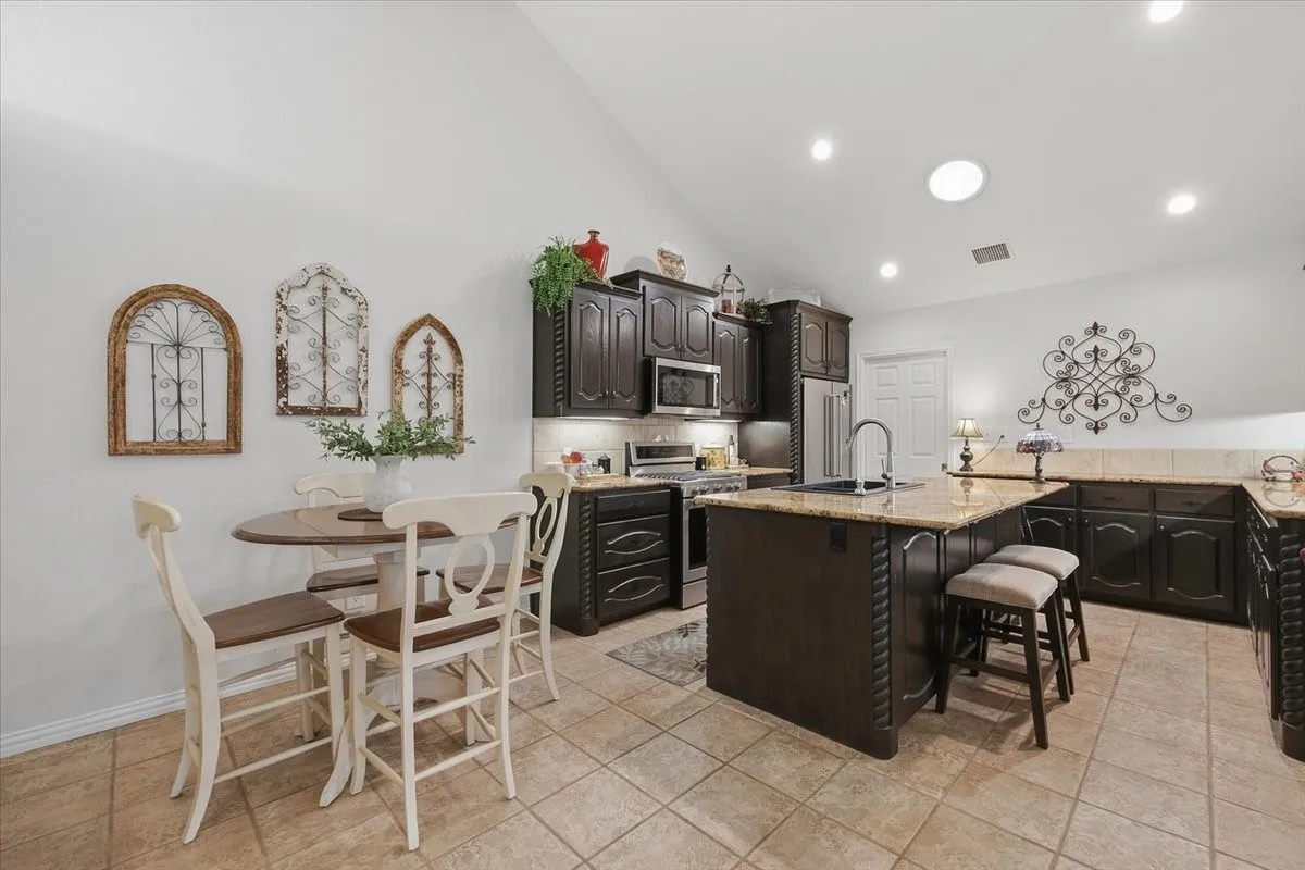 Condominium For Sale in Tarrant County , 6153 Welden Court, Fort Worth, Texas 76132, 2 Bedroom, 2 Bathroom, 2 Garage spaces, 1,579 Sqft, built in 1998, mls#21380734, Real Estate Agent in Fort Worth, Homes For Sale in Tarrant county, Homes For Sale in Fort Worth, Realtor in Fort Worth Texas, Real Estate Brokerage Independent Realty Texas, Luminita Cordes Realtor
