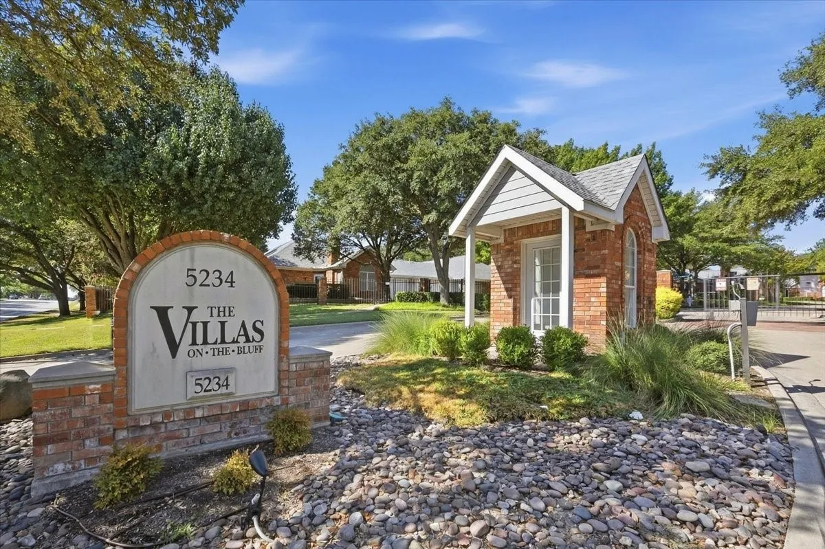 Condominium For Sale in Tarrant County , 6153 Welden Court, Fort Worth, Texas 76132, 2 Bedroom, 2 Bathroom, 2 Garage spaces, 1,579 Sqft, built in 1998, mls#21380734, Real Estate Agent in Fort Worth, Homes For Sale in Tarrant county, Homes For Sale in Fort Worth, Realtor in Fort Worth Texas, Real Estate Brokerage Independent Realty Texas, Luminita Cordes Realtor