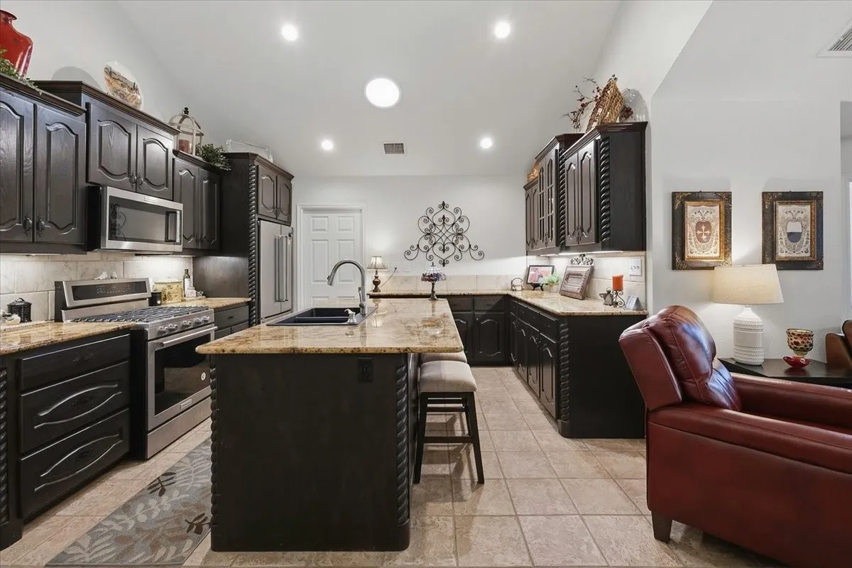 Condominium For Sale in Tarrant County , 6153 Welden Court, Fort Worth, Texas 76132, 2 Bedroom, 2 Bathroom, 2 Garage spaces, 1,579 Sqft, built in 1998, mls#21380734, Real Estate Agent in Fort Worth, Homes For Sale in Tarrant county, Homes For Sale in Fort Worth, Realtor in Fort Worth Texas, Real Estate Brokerage Independent Realty Texas, Luminita Cordes Realtor