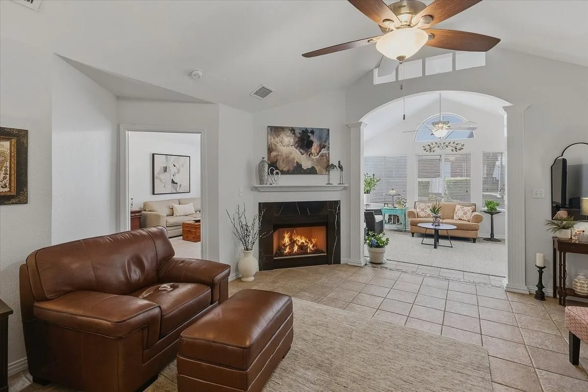 Condominium For Sale in Tarrant County , 6153 Welden Court, Fort Worth, Texas 76132, 2 Bedroom, 2 Bathroom, 2 Garage spaces, 1,579 Sqft, built in 1998, mls#21380734, Real Estate Agent in Fort Worth, Homes For Sale in Tarrant county, Homes For Sale in Fort Worth, Realtor in Fort Worth Texas, Real Estate Brokerage Independent Realty Texas, Luminita Cordes Realtor