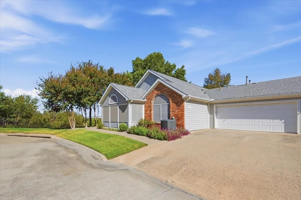 Condominium For Sale in Tarrant County , 6153 Welden Court, Fort Worth, Texas 76132, 2 Bedroom, 2 Bathroom, 2 Garage spaces, 1,579 Sqft, built in 1998, mls#21380734, Real Estate Agent in Fort Worth, Homes For Sale in Tarrant county, Homes For Sale in Fort Worth, Realtor in Fort Worth Texas, Real Estate Brokerage Independent Realty Texas, Luminita Cordes Realtor