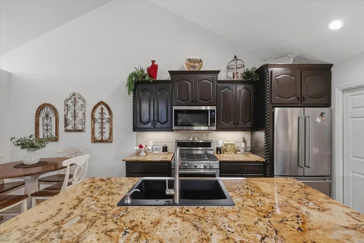 Condominium For Sale in Tarrant County , 6153 Welden Court, Fort Worth, Texas 76132, 2 Bedroom, 2 Bathroom, 2 Garage spaces, 1,579 Sqft, built in 1998, mls#21380734, Real Estate Agent in Fort Worth, Homes For Sale in Tarrant county, Homes For Sale in Fort Worth, Realtor in Fort Worth Texas, Real Estate Brokerage Independent Realty Texas, Luminita Cordes Realtor