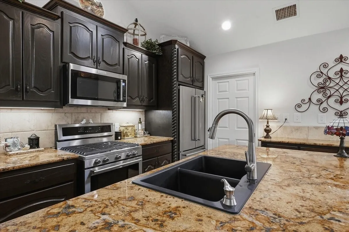 Condominium For Sale in Tarrant County , 6153 Welden Court, Fort Worth, Texas 76132, 2 Bedroom, 2 Bathroom, 2 Garage spaces, 1,579 Sqft, built in 1998, mls#21380734, Real Estate Agent in Fort Worth, Homes For Sale in Tarrant county, Homes For Sale in Fort Worth, Realtor in Fort Worth Texas, Real Estate Brokerage Independent Realty Texas, Luminita Cordes Realtor