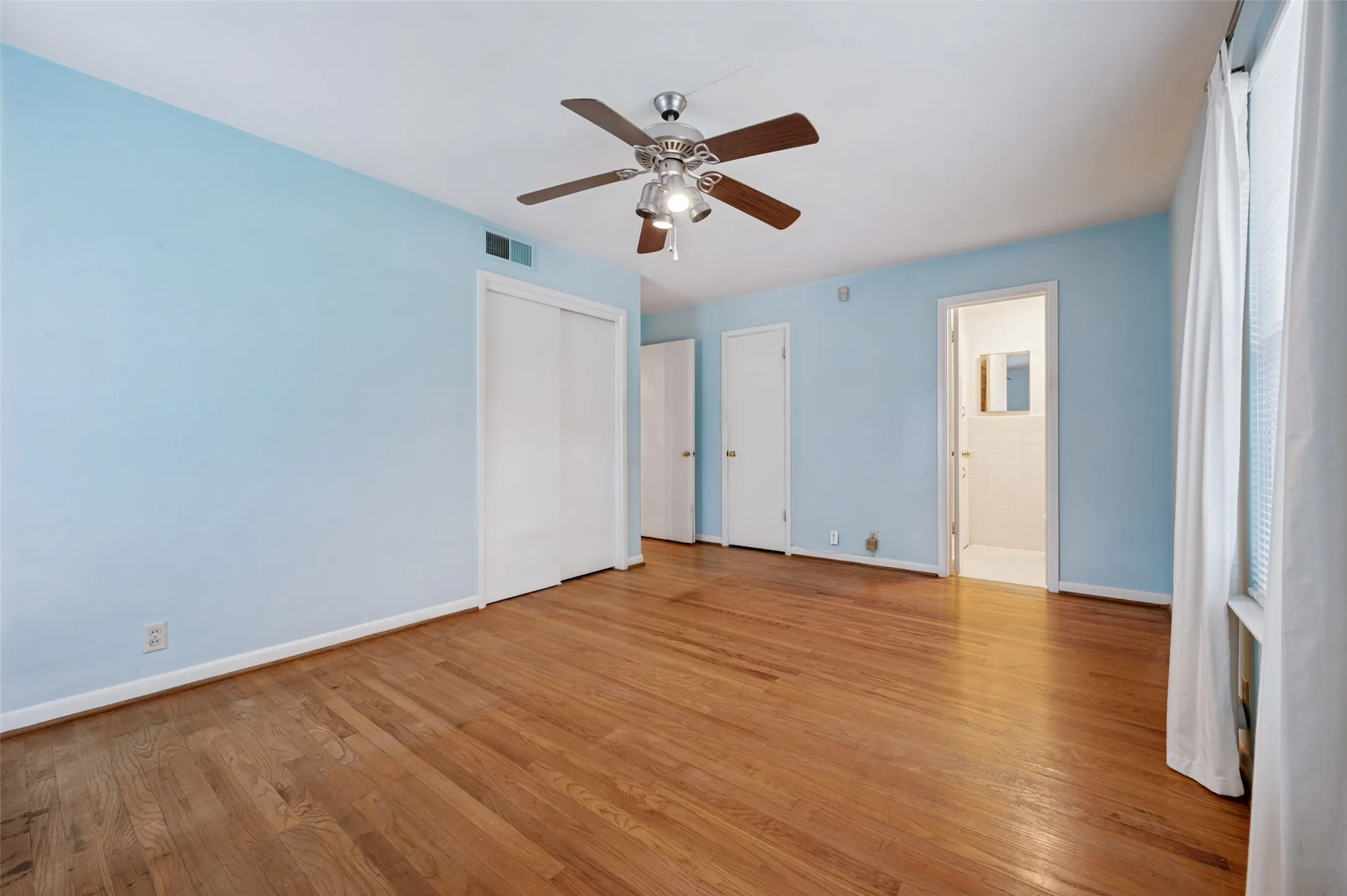 Single Family Residence For Sale in Dallas County , 605 S Ravinia Drive, Dallas, Texas 75211, 2 Bedroom, 2 Bathroom, 2 Garage spaces, 1,379 Sqft, built in 1959, mls#21356836, Real Estate Agent in Dallas, Homes For Sale in Dallas county, Homes For Sale in Dallas, Realtor in Dallas Texas, Real Estate Brokerage Independent Realty Texas, Luminita Cordes Realtor
