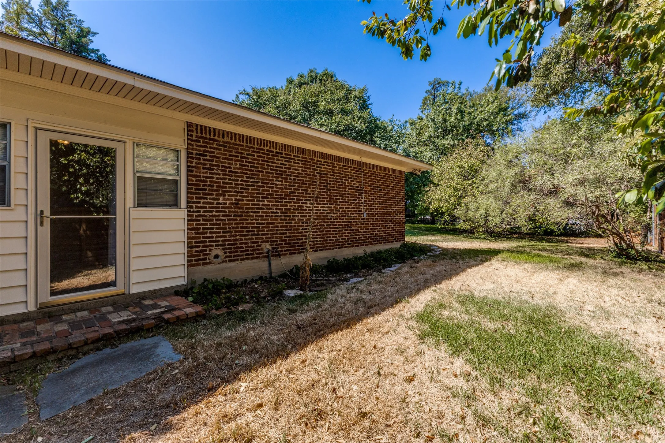 Single Family Residence For Sale in Dallas County , 605 S Ravinia Drive, Dallas, Texas 75211, 2 Bedroom, 2 Bathroom, 2 Garage spaces, 1,379 Sqft, built in 1959, mls#21356836, Real Estate Agent in Dallas, Homes For Sale in Dallas county, Homes For Sale in Dallas, Realtor in Dallas Texas, Real Estate Brokerage Independent Realty Texas, Luminita Cordes Realtor