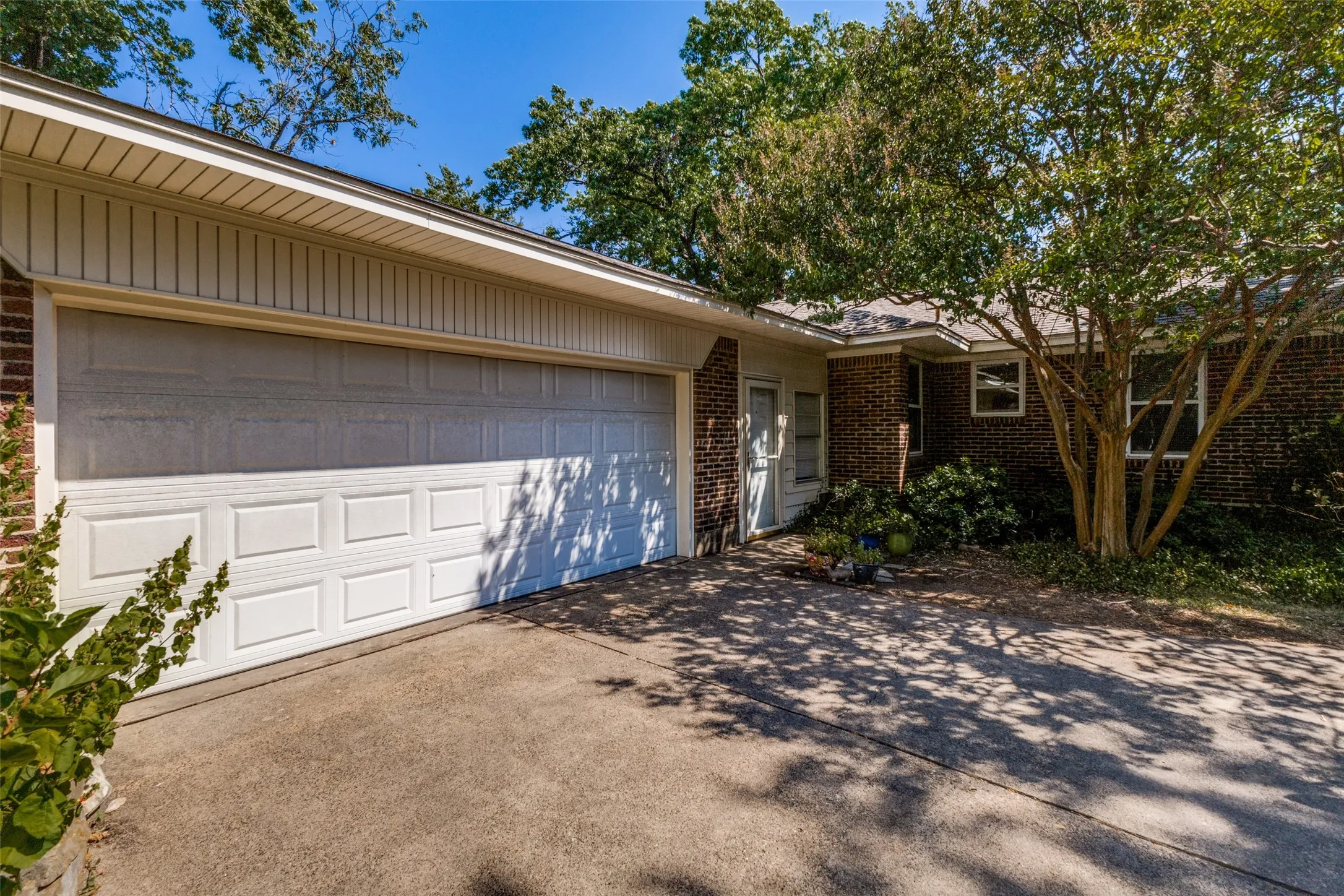 Single Family Residence For Sale in Dallas County , 605 S Ravinia Drive, Dallas, Texas 75211, 2 Bedroom, 2 Bathroom, 2 Garage spaces, 1,379 Sqft, built in 1959, mls#21356836, Real Estate Agent in Dallas, Homes For Sale in Dallas county, Homes For Sale in Dallas, Realtor in Dallas Texas, Real Estate Brokerage Independent Realty Texas, Luminita Cordes Realtor