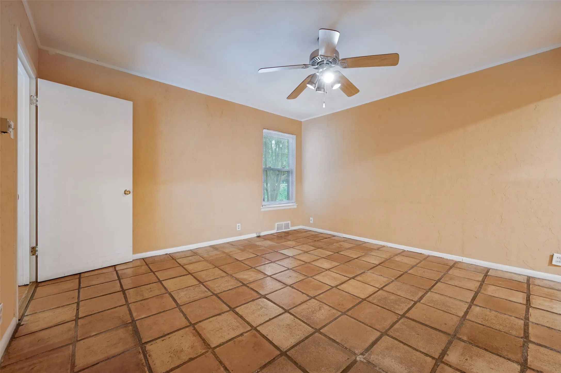 Single Family Residence For Sale in Dallas County , 605 S Ravinia Drive, Dallas, Texas 75211, 2 Bedroom, 2 Bathroom, 2 Garage spaces, 1,379 Sqft, built in 1959, mls#21356836, Real Estate Agent in Dallas, Homes For Sale in Dallas county, Homes For Sale in Dallas, Realtor in Dallas Texas, Real Estate Brokerage Independent Realty Texas, Luminita Cordes Realtor