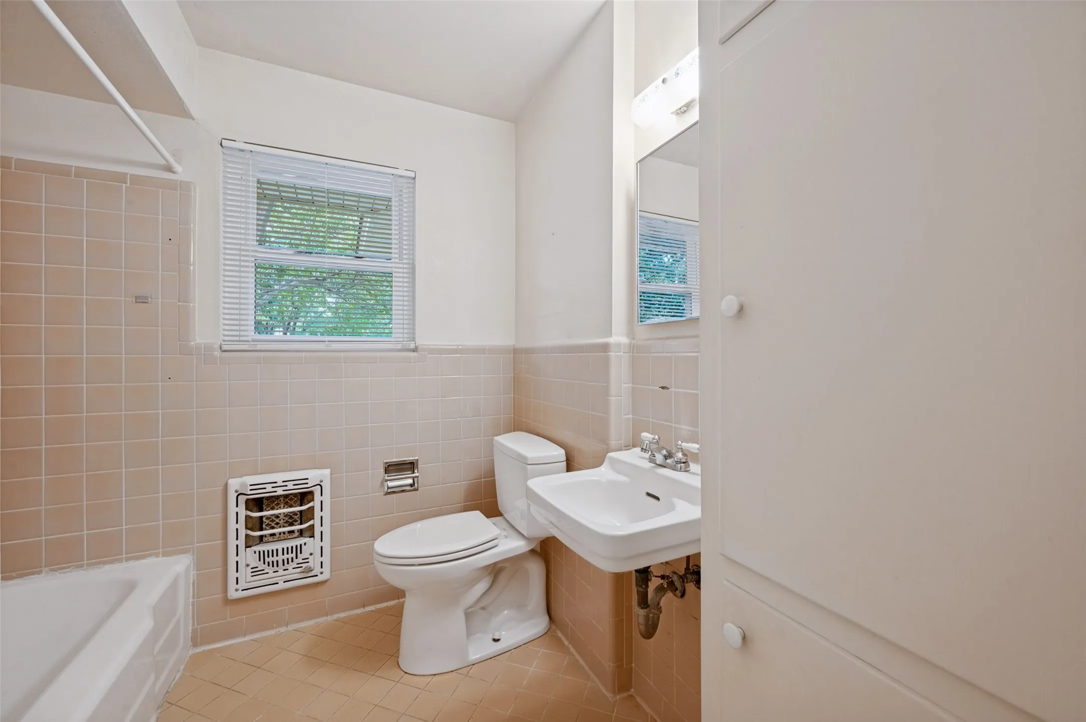 Single Family Residence For Sale in Dallas County , 605 S Ravinia Drive, Dallas, Texas 75211, 2 Bedroom, 2 Bathroom, 2 Garage spaces, 1,379 Sqft, built in 1959, mls#21356836, Real Estate Agent in Dallas, Homes For Sale in Dallas county, Homes For Sale in Dallas, Realtor in Dallas Texas, Real Estate Brokerage Independent Realty Texas, Luminita Cordes Realtor
