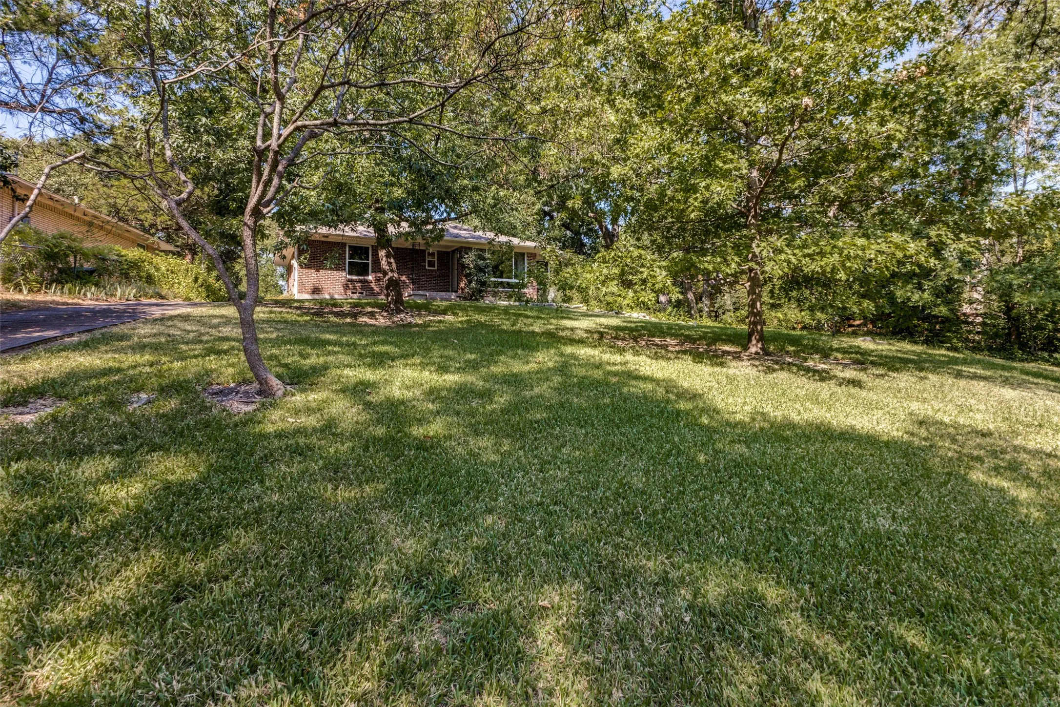 Single Family Residence For Sale in Dallas County , 605 S Ravinia Drive, Dallas, Texas 75211, 2 Bedroom, 2 Bathroom, 2 Garage spaces, 1,379 Sqft, built in 1959, mls#21356836, Real Estate Agent in Dallas, Homes For Sale in Dallas county, Homes For Sale in Dallas, Realtor in Dallas Texas, Real Estate Brokerage Independent Realty Texas, Luminita Cordes Realtor