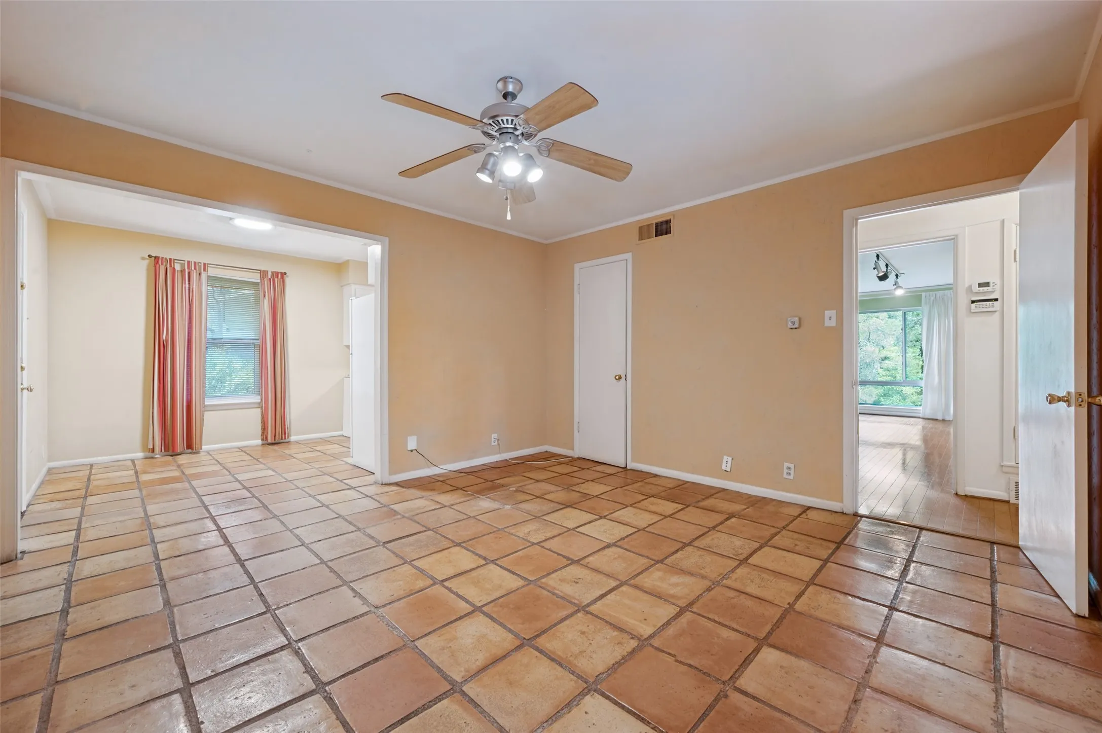Single Family Residence For Sale in Dallas County , 605 S Ravinia Drive, Dallas, Texas 75211, 2 Bedroom, 2 Bathroom, 2 Garage spaces, 1,379 Sqft, built in 1959, mls#21356836, Real Estate Agent in Dallas, Homes For Sale in Dallas county, Homes For Sale in Dallas, Realtor in Dallas Texas, Real Estate Brokerage Independent Realty Texas, Luminita Cordes Realtor