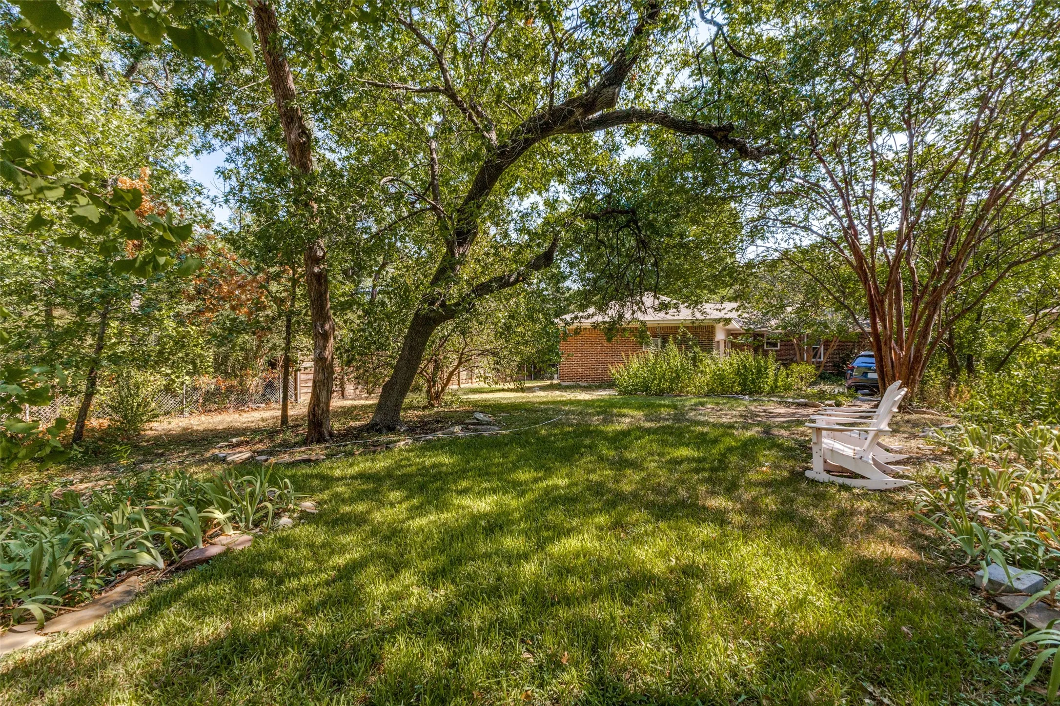 Single Family Residence For Sale in Dallas County , 605 S Ravinia Drive, Dallas, Texas 75211, 2 Bedroom, 2 Bathroom, 2 Garage spaces, 1,379 Sqft, built in 1959, mls#21356836, Real Estate Agent in Dallas, Homes For Sale in Dallas county, Homes For Sale in Dallas, Realtor in Dallas Texas, Real Estate Brokerage Independent Realty Texas, Luminita Cordes Realtor