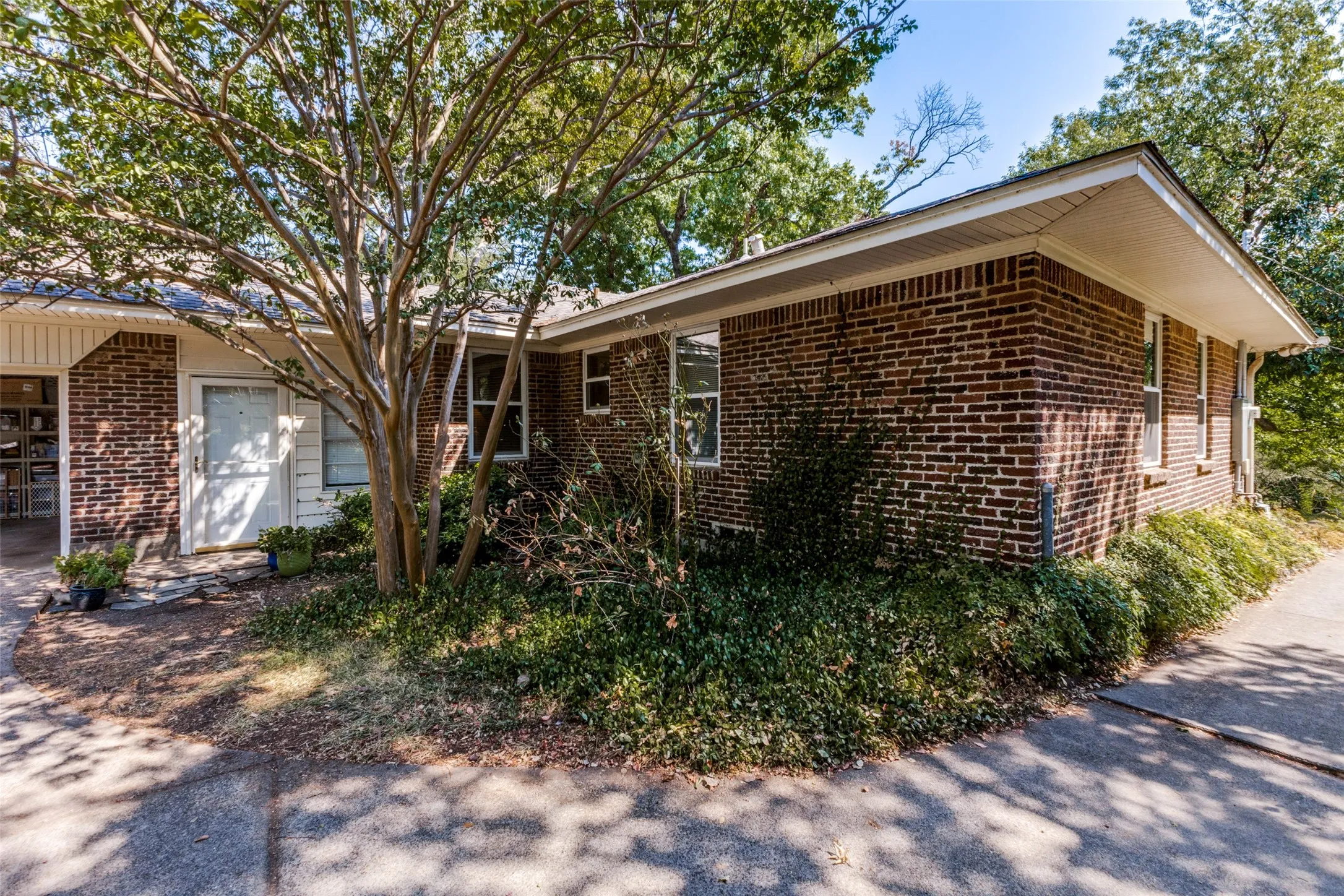 Single Family Residence For Sale in Dallas County , 605 S Ravinia Drive, Dallas, Texas 75211, 2 Bedroom, 2 Bathroom, 2 Garage spaces, 1,379 Sqft, built in 1959, mls#21356836, Real Estate Agent in Dallas, Homes For Sale in Dallas county, Homes For Sale in Dallas, Realtor in Dallas Texas, Real Estate Brokerage Independent Realty Texas, Luminita Cordes Realtor