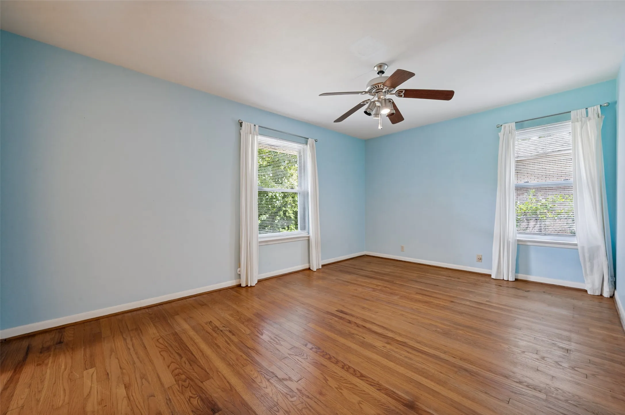 Single Family Residence For Sale in Dallas County , 605 S Ravinia Drive, Dallas, Texas 75211, 2 Bedroom, 2 Bathroom, 2 Garage spaces, 1,379 Sqft, built in 1959, mls#21356836, Real Estate Agent in Dallas, Homes For Sale in Dallas county, Homes For Sale in Dallas, Realtor in Dallas Texas, Real Estate Brokerage Independent Realty Texas, Luminita Cordes Realtor