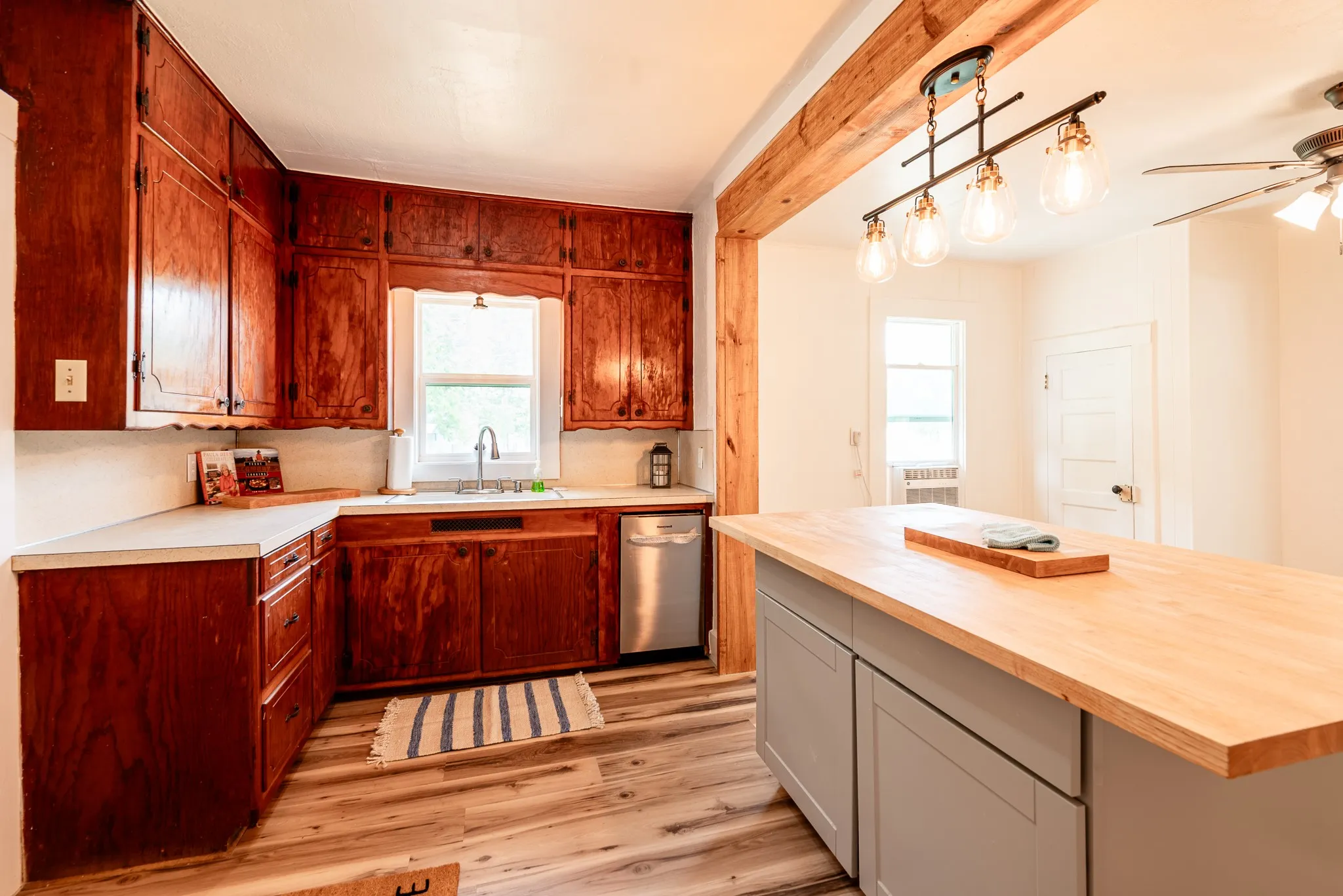 Single Family Residence For Sale in Callahan County , 801 N Avenue A, Cross Plains, Texas 76443, 2 Bedroom, 1 Bathroom, Garage spaces, 969 Sqft, built in 1920, mls#21380852, Real Estate Agent in Cross Plains, Homes For Sale in Callahan county, Homes For Sale in Cross Plains, Realtor in Cross Plains Texas, Real Estate Brokerage Independent Realty Texas, Luminita Cordes Realtor