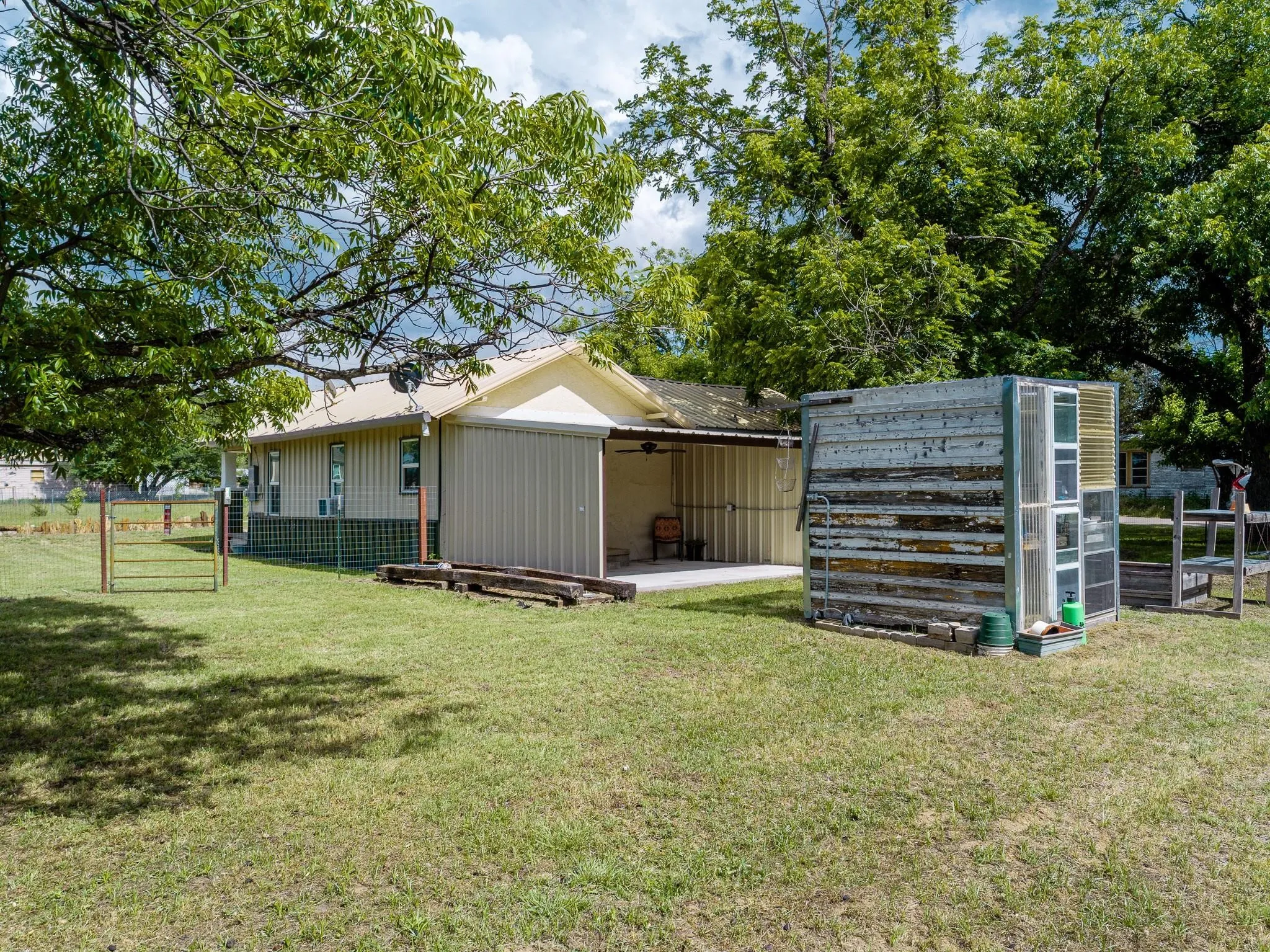 Single Family Residence For Sale in Callahan County , 801 N Avenue A, Cross Plains, Texas 76443, 2 Bedroom, 1 Bathroom, Garage spaces, 969 Sqft, built in 1920, mls#21380852, Real Estate Agent in Cross Plains, Homes For Sale in Callahan county, Homes For Sale in Cross Plains, Realtor in Cross Plains Texas, Real Estate Brokerage Independent Realty Texas, Luminita Cordes Realtor