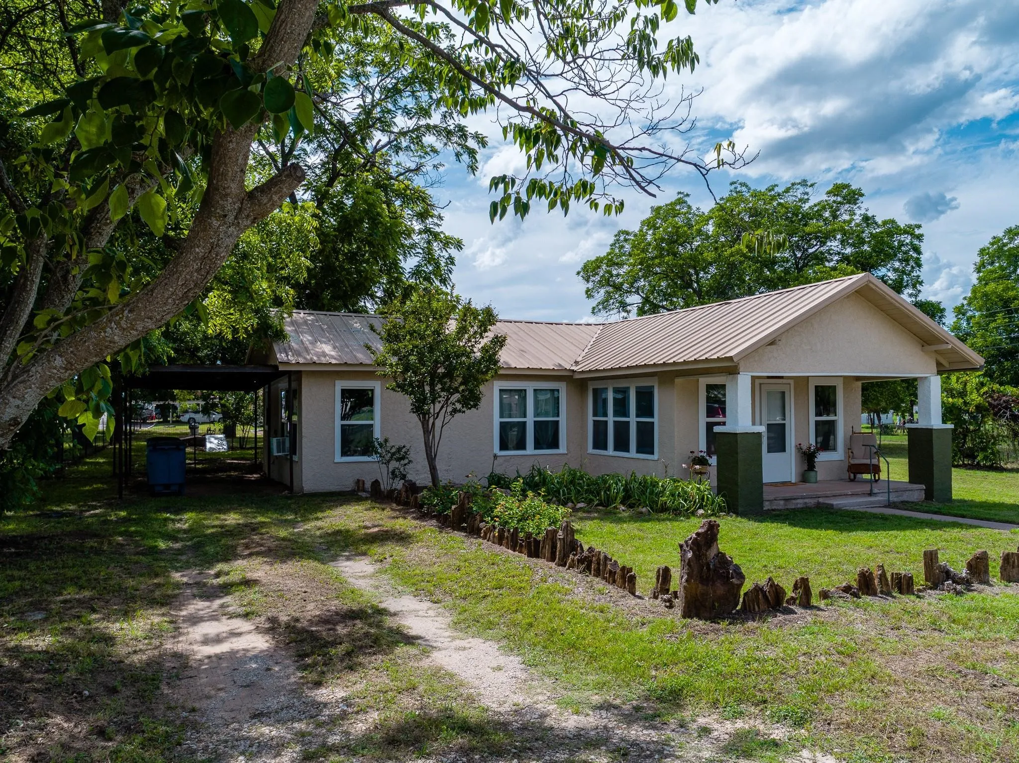 Single Family Residence For Sale in Callahan County , 801 N Avenue A, Cross Plains, Texas 76443, 2 Bedroom, 1 Bathroom, Garage spaces, 969 Sqft, built in 1920, mls#21380852, Real Estate Agent in Cross Plains, Homes For Sale in Callahan county, Homes For Sale in Cross Plains, Realtor in Cross Plains Texas, Real Estate Brokerage Independent Realty Texas, Luminita Cordes Realtor
