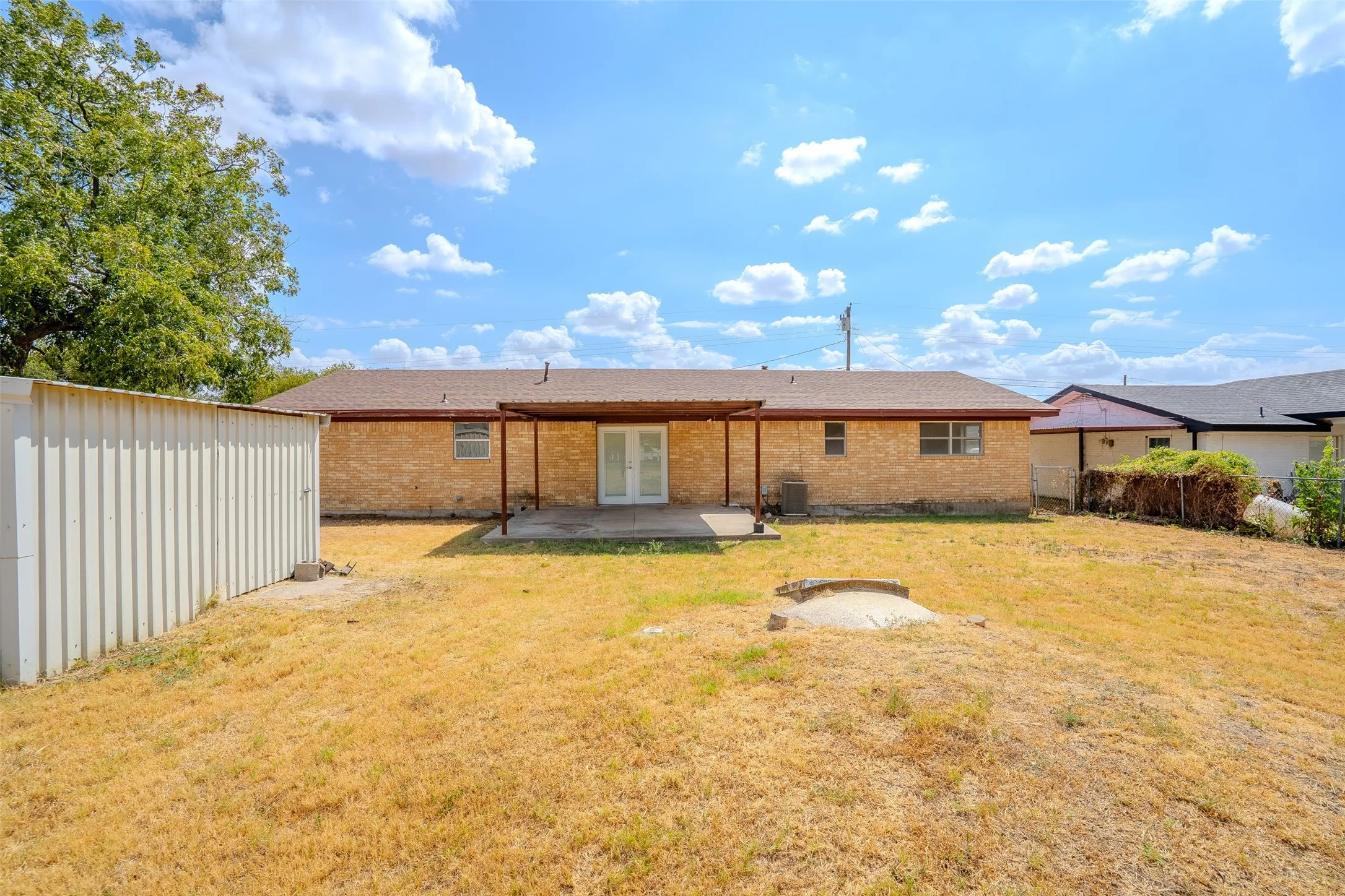 Single Family Residence For Sale in Erath County , 328 Eagle Street, Dublin, Texas 76446, 2 Bedroom, 2 Bathroom, 2 Garage spaces, 1,462 Sqft, built in 1975, mls#21383070, Real Estate Agent in Dublin, Homes For Sale in Erath county, Homes For Sale in Dublin, Realtor in Dublin Texas, Real Estate Brokerage Independent Realty Texas, Luminita Cordes Realtor