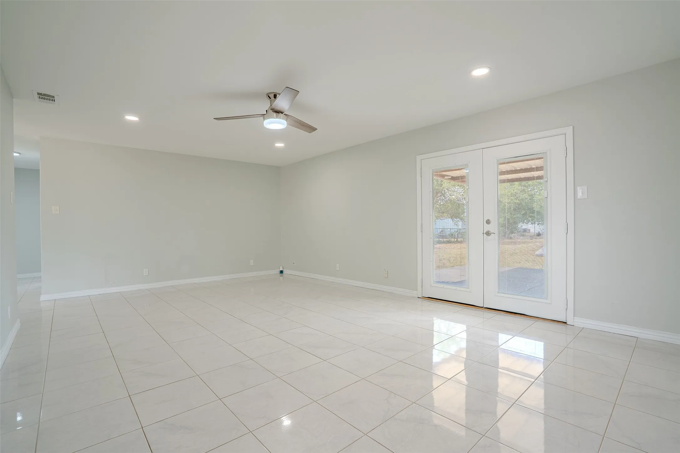 Single Family Residence For Sale in Erath County , 328 Eagle Street, Dublin, Texas 76446, 2 Bedroom, 2 Bathroom, 2 Garage spaces, 1,462 Sqft, built in 1975, mls#21383070, Real Estate Agent in Dublin, Homes For Sale in Erath county, Homes For Sale in Dublin, Realtor in Dublin Texas, Real Estate Brokerage Independent Realty Texas, Luminita Cordes Realtor