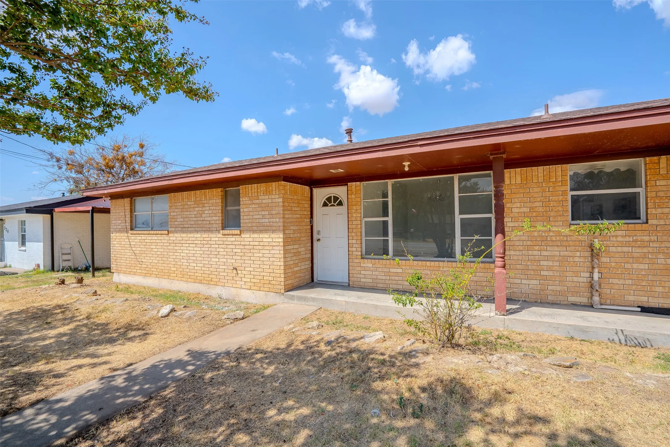 Single Family Residence For Sale in Erath County , 328 Eagle Street, Dublin, Texas 76446, 2 Bedroom, 2 Bathroom, 2 Garage spaces, 1,462 Sqft, built in 1975, mls#21383070, Real Estate Agent in Dublin, Homes For Sale in Erath county, Homes For Sale in Dublin, Realtor in Dublin Texas, Real Estate Brokerage Independent Realty Texas, Luminita Cordes Realtor