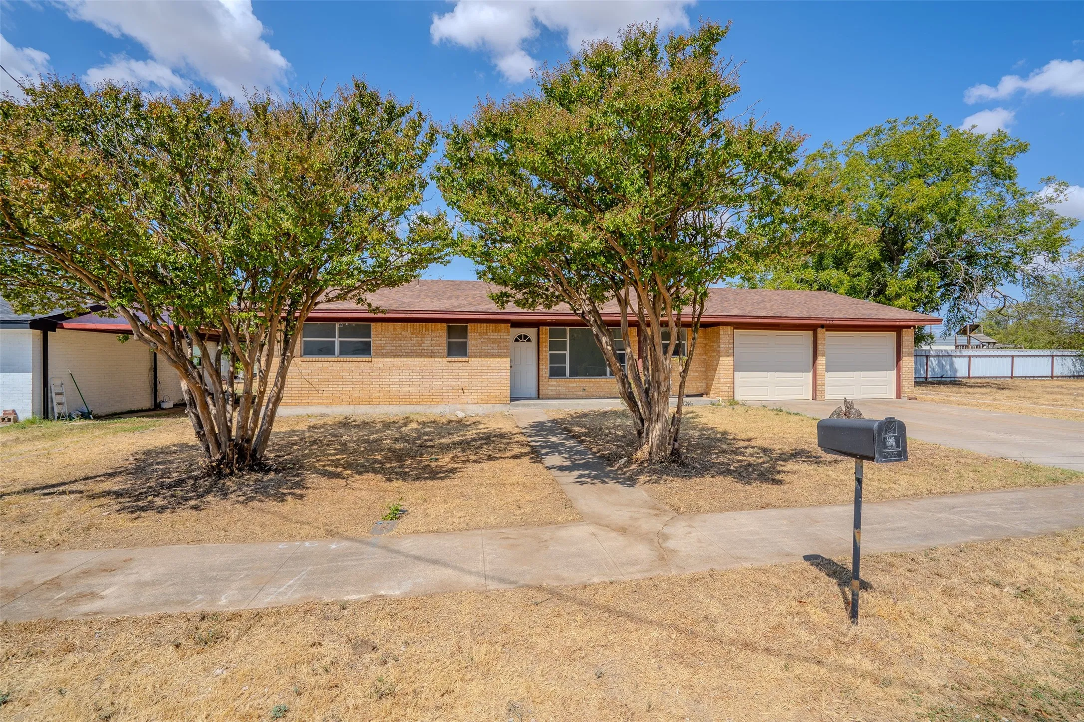 Single Family Residence For Sale in Erath County , 328 Eagle Street, Dublin, Texas 76446, 2 Bedroom, 2 Bathroom, 2 Garage spaces, 1,462 Sqft, built in 1975, mls#21383070, Real Estate Agent in Dublin, Homes For Sale in Erath county, Homes For Sale in Dublin, Realtor in Dublin Texas, Real Estate Brokerage Independent Realty Texas, Luminita Cordes Realtor