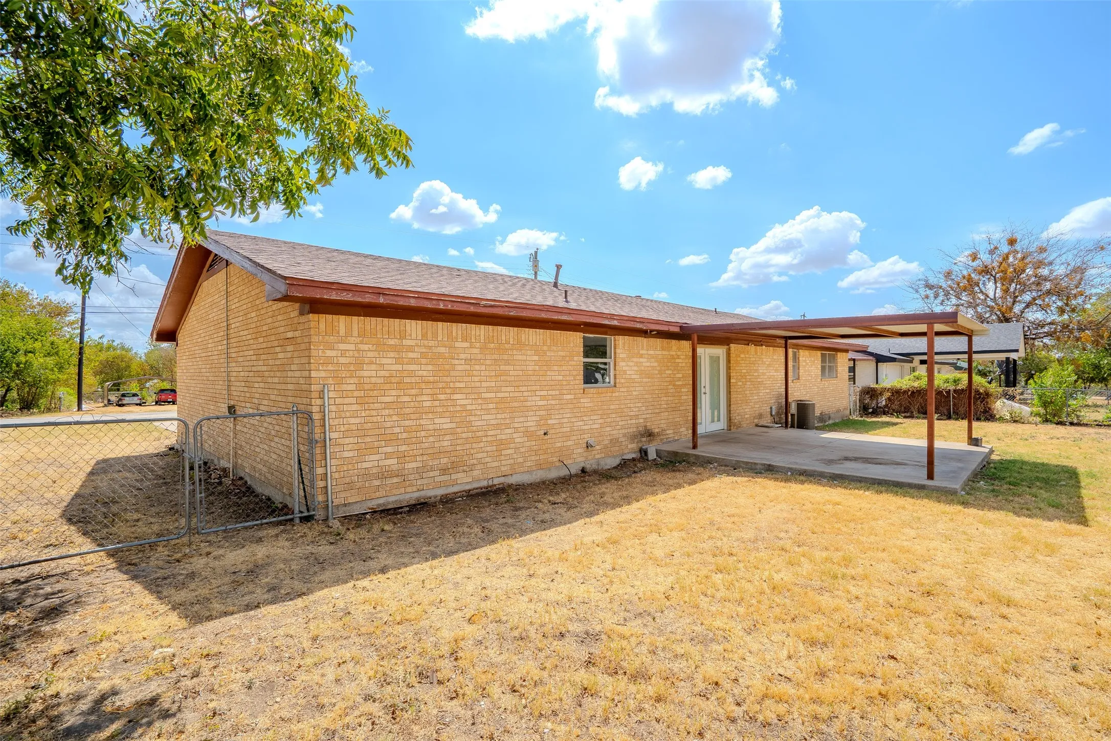 Single Family Residence For Sale in Erath County , 328 Eagle Street, Dublin, Texas 76446, 2 Bedroom, 2 Bathroom, 2 Garage spaces, 1,462 Sqft, built in 1975, mls#21383070, Real Estate Agent in Dublin, Homes For Sale in Erath county, Homes For Sale in Dublin, Realtor in Dublin Texas, Real Estate Brokerage Independent Realty Texas, Luminita Cordes Realtor