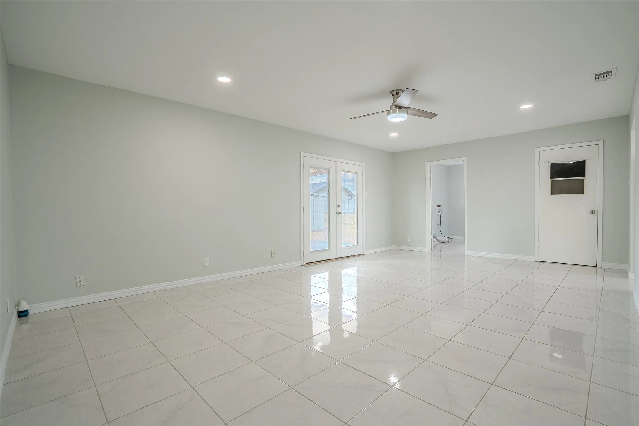 Single Family Residence For Sale in Erath County , 328 Eagle Street, Dublin, Texas 76446, 2 Bedroom, 2 Bathroom, 2 Garage spaces, 1,462 Sqft, built in 1975, mls#21383070, Real Estate Agent in Dublin, Homes For Sale in Erath county, Homes For Sale in Dublin, Realtor in Dublin Texas, Real Estate Brokerage Independent Realty Texas, Luminita Cordes Realtor