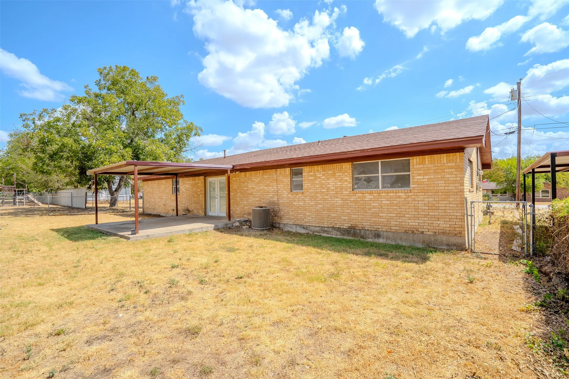 Single Family Residence For Sale in Erath County , 328 Eagle Street, Dublin, Texas 76446, 2 Bedroom, 2 Bathroom, 2 Garage spaces, 1,462 Sqft, built in 1975, mls#21383070, Real Estate Agent in Dublin, Homes For Sale in Erath county, Homes For Sale in Dublin, Realtor in Dublin Texas, Real Estate Brokerage Independent Realty Texas, Luminita Cordes Realtor