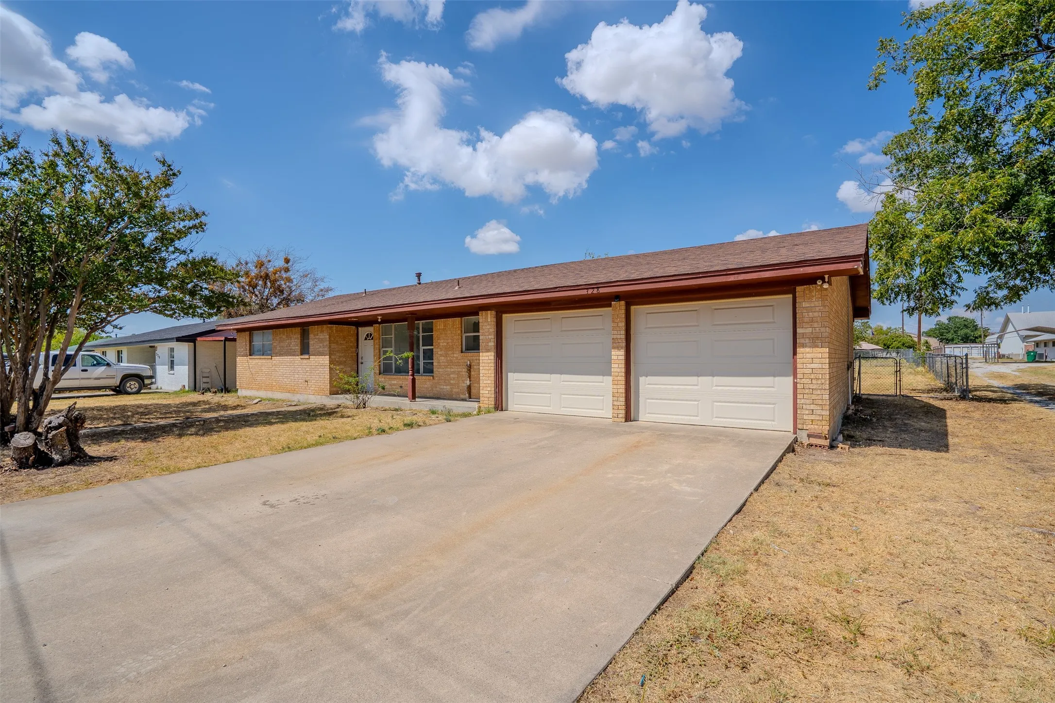Single Family Residence For Sale in Erath County , 328 Eagle Street, Dublin, Texas 76446, 2 Bedroom, 2 Bathroom, 2 Garage spaces, 1,462 Sqft, built in 1975, mls#21383070, Real Estate Agent in Dublin, Homes For Sale in Erath county, Homes For Sale in Dublin, Realtor in Dublin Texas, Real Estate Brokerage Independent Realty Texas, Luminita Cordes Realtor