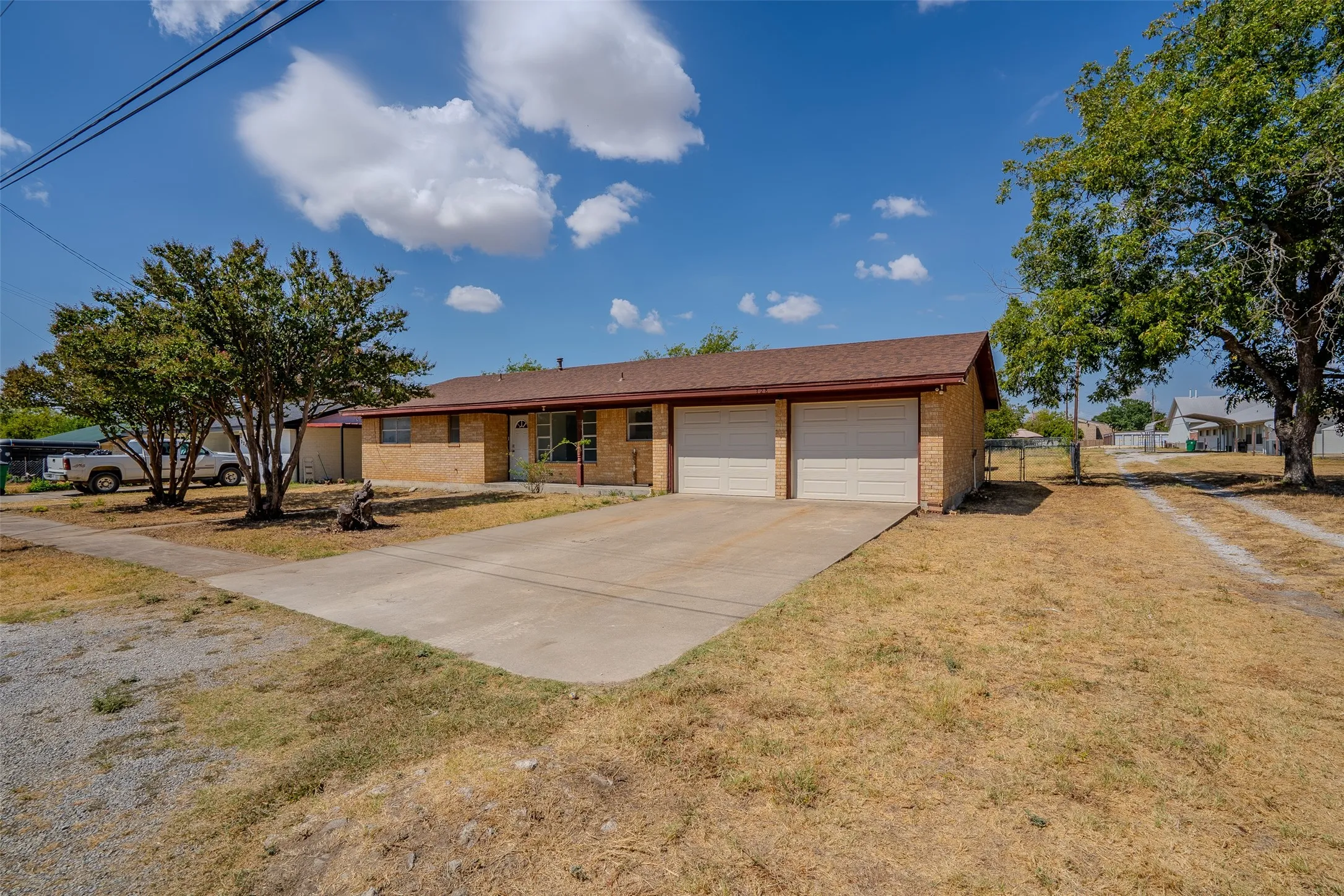 Single Family Residence For Sale in Erath County , 328 Eagle Street, Dublin, Texas 76446, 2 Bedroom, 2 Bathroom, 2 Garage spaces, 1,462 Sqft, built in 1975, mls#21383070, Real Estate Agent in Dublin, Homes For Sale in Erath county, Homes For Sale in Dublin, Realtor in Dublin Texas, Real Estate Brokerage Independent Realty Texas, Luminita Cordes Realtor