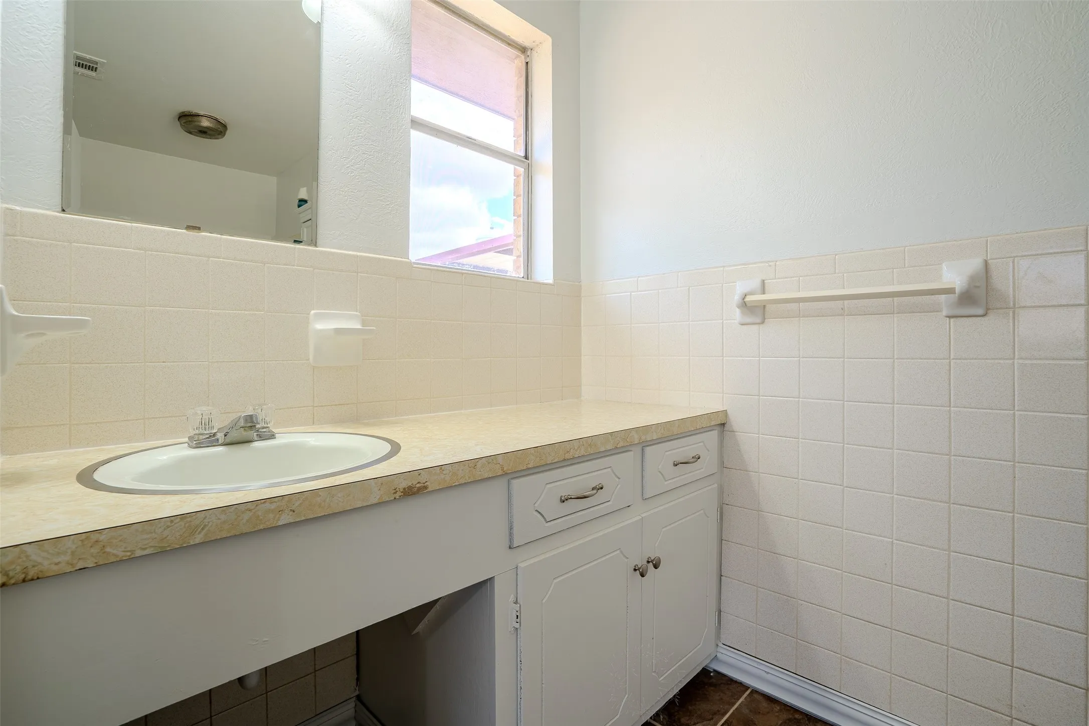 Single Family Residence For Sale in Erath County , 328 Eagle Street, Dublin, Texas 76446, 2 Bedroom, 2 Bathroom, 2 Garage spaces, 1,462 Sqft, built in 1975, mls#21383070, Real Estate Agent in Dublin, Homes For Sale in Erath county, Homes For Sale in Dublin, Realtor in Dublin Texas, Real Estate Brokerage Independent Realty Texas, Luminita Cordes Realtor