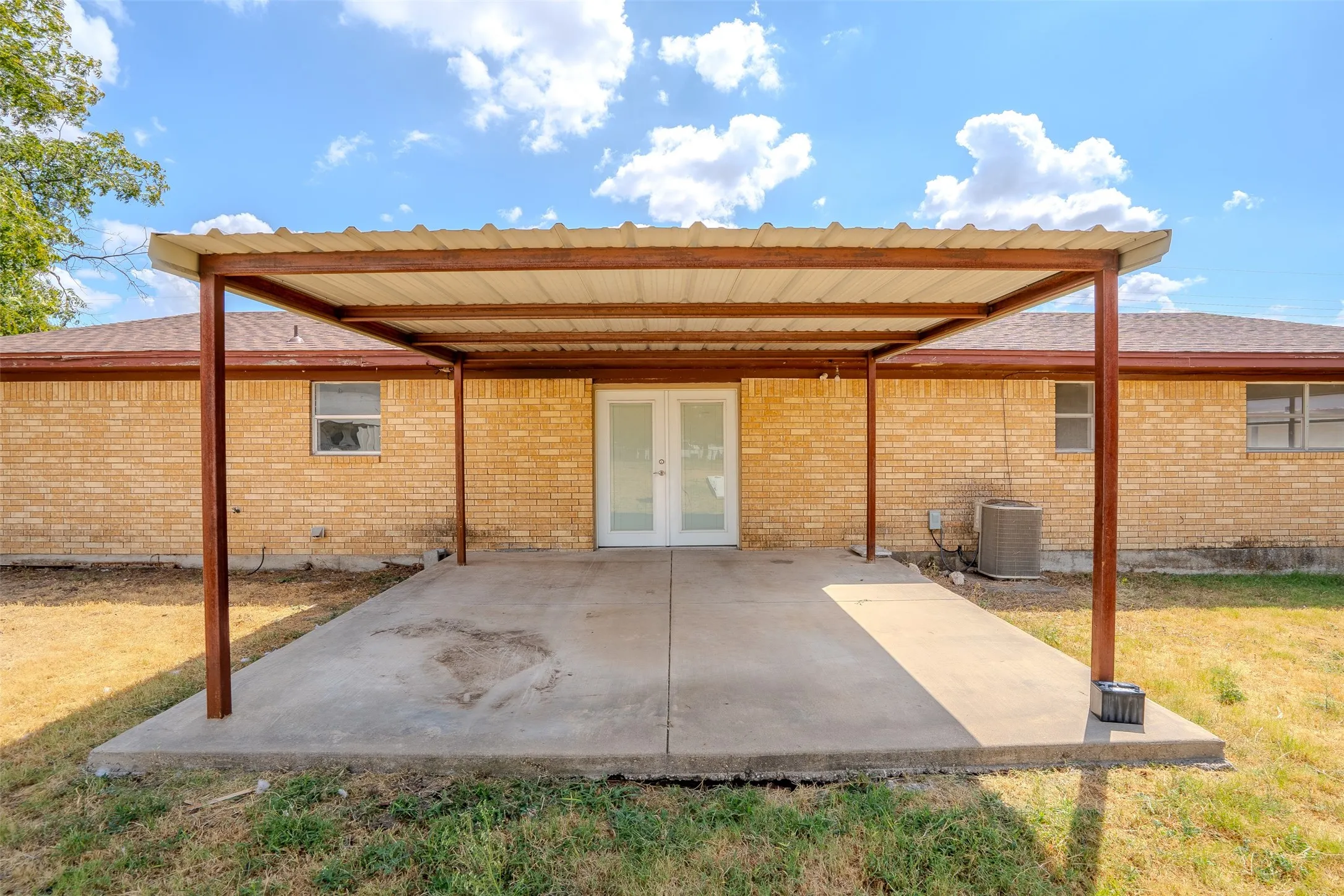 Single Family Residence For Sale in Erath County , 328 Eagle Street, Dublin, Texas 76446, 2 Bedroom, 2 Bathroom, 2 Garage spaces, 1,462 Sqft, built in 1975, mls#21383070, Real Estate Agent in Dublin, Homes For Sale in Erath county, Homes For Sale in Dublin, Realtor in Dublin Texas, Real Estate Brokerage Independent Realty Texas, Luminita Cordes Realtor