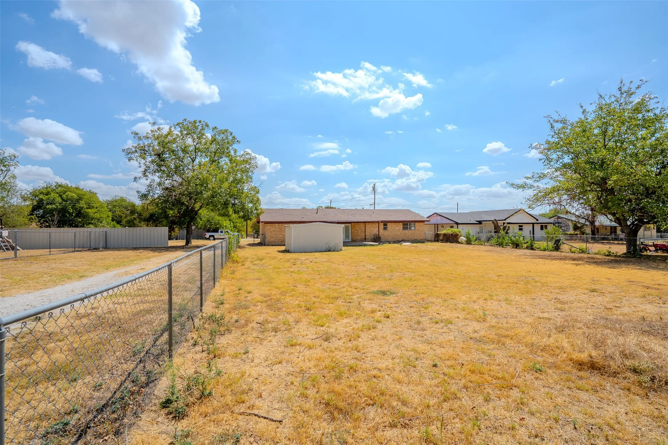 Single Family Residence For Sale in Erath County , 328 Eagle Street, Dublin, Texas 76446, 2 Bedroom, 2 Bathroom, 2 Garage spaces, 1,462 Sqft, built in 1975, mls#21383070, Real Estate Agent in Dublin, Homes For Sale in Erath county, Homes For Sale in Dublin, Realtor in Dublin Texas, Real Estate Brokerage Independent Realty Texas, Luminita Cordes Realtor
