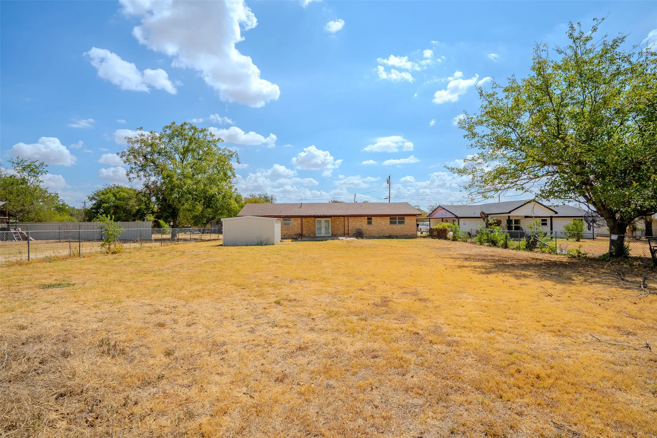 Single Family Residence For Sale in Erath County , 328 Eagle Street, Dublin, Texas 76446, 2 Bedroom, 2 Bathroom, 2 Garage spaces, 1,462 Sqft, built in 1975, mls#21383070, Real Estate Agent in Dublin, Homes For Sale in Erath county, Homes For Sale in Dublin, Realtor in Dublin Texas, Real Estate Brokerage Independent Realty Texas, Luminita Cordes Realtor