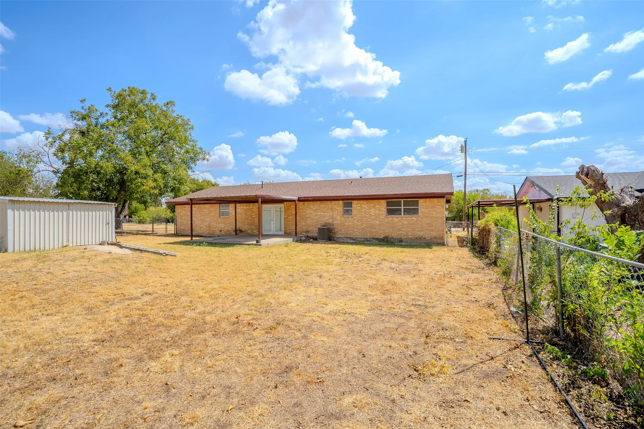 Single Family Residence For Sale in Erath County , 328 Eagle Street, Dublin, Texas 76446, 2 Bedroom, 2 Bathroom, 2 Garage spaces, 1,462 Sqft, built in 1975, mls#21383070, Real Estate Agent in Dublin, Homes For Sale in Erath county, Homes For Sale in Dublin, Realtor in Dublin Texas, Real Estate Brokerage Independent Realty Texas, Luminita Cordes Realtor