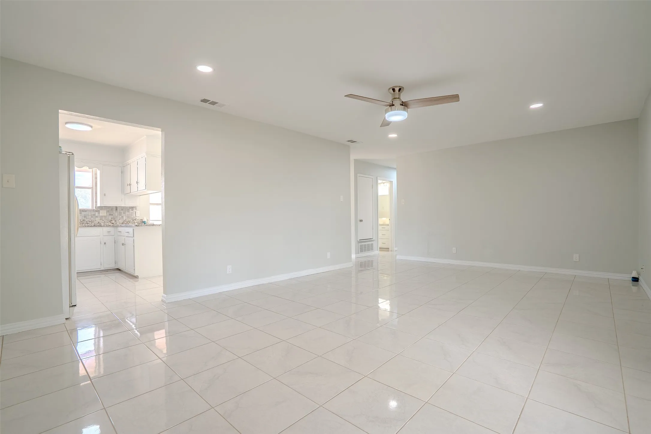 Single Family Residence For Sale in Erath County , 328 Eagle Street, Dublin, Texas 76446, 2 Bedroom, 2 Bathroom, 2 Garage spaces, 1,462 Sqft, built in 1975, mls#21383070, Real Estate Agent in Dublin, Homes For Sale in Erath county, Homes For Sale in Dublin, Realtor in Dublin Texas, Real Estate Brokerage Independent Realty Texas, Luminita Cordes Realtor