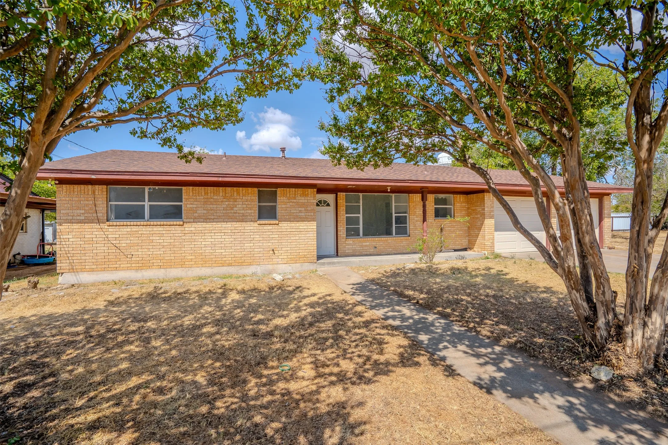 Single Family Residence For Sale in Erath County , 328 Eagle Street, Dublin, Texas 76446, 2 Bedroom, 2 Bathroom, 2 Garage spaces, 1,462 Sqft, built in 1975, mls#21383070, Real Estate Agent in Dublin, Homes For Sale in Erath county, Homes For Sale in Dublin, Realtor in Dublin Texas, Real Estate Brokerage Independent Realty Texas, Luminita Cordes Realtor
