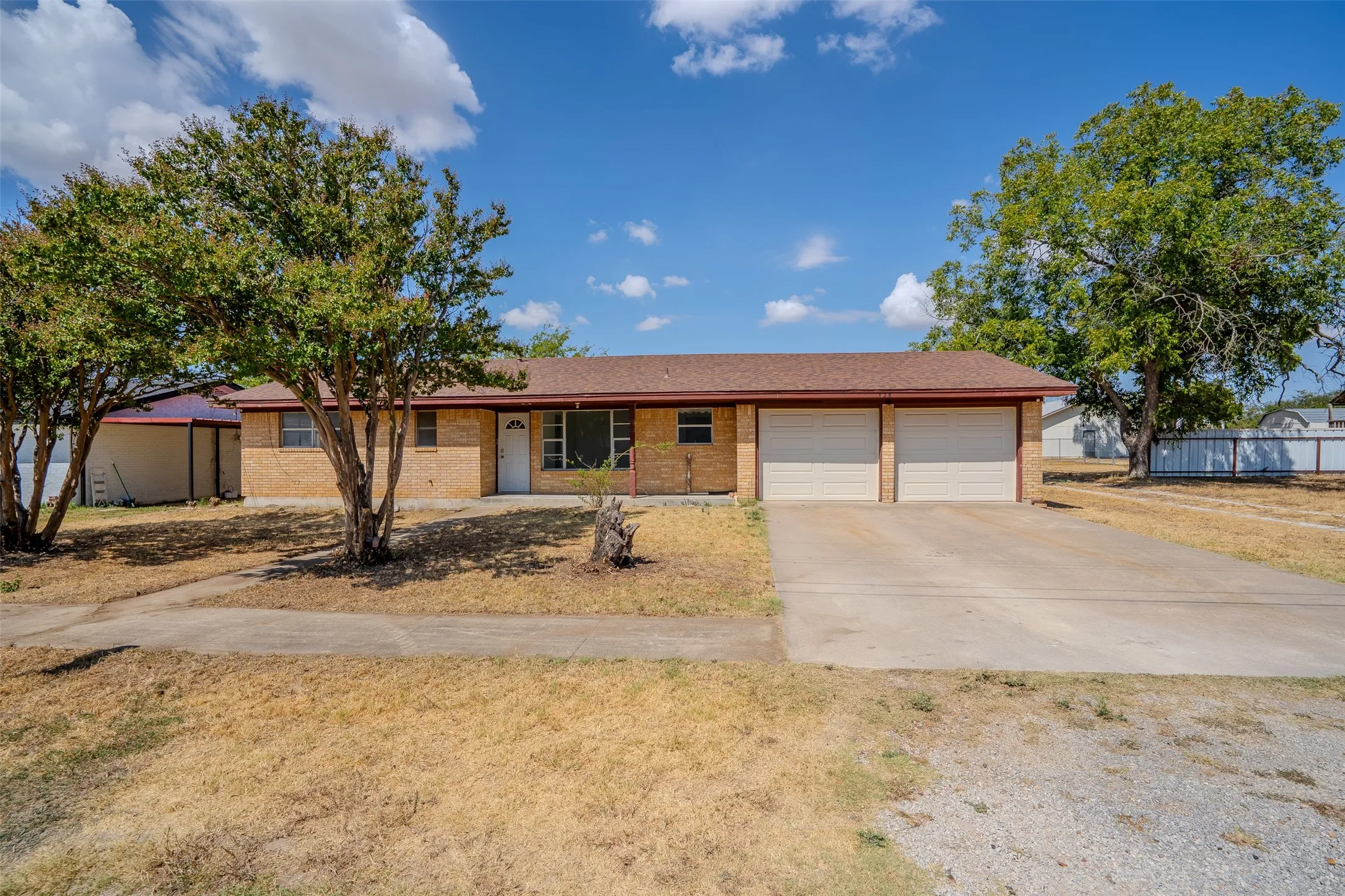 Single Family Residence For Sale in Erath County , 328 Eagle Street, Dublin, Texas 76446, 2 Bedroom, 2 Bathroom, 2 Garage spaces, 1,462 Sqft, built in 1975, mls#21383070, Real Estate Agent in Dublin, Homes For Sale in Erath county, Homes For Sale in Dublin, Realtor in Dublin Texas, Real Estate Brokerage Independent Realty Texas, Luminita Cordes Realtor