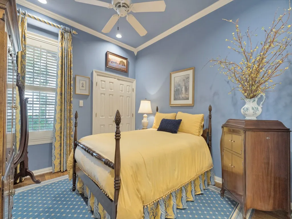 Recessed lighting, crown molding, white paneled doors, hardwood flooring, and a ceiling fan