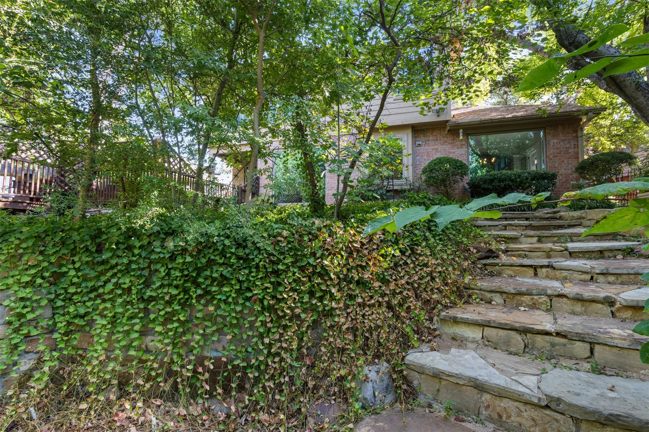 Single Family Residence For Sale in Collin County , 2904 Meadow Glen Drive, Mc Kinney, Texas 75072, 3 Bedroom, 3 Bathroom, 2 Garage spaces, 2,453 Sqft, built in 1994, mls#21383180, Real Estate Agent in Mc Kinney, Homes For Sale in Collin county, Homes For Sale in Mc Kinney, Realtor in Mc Kinney Texas, Real Estate Brokerage Independent Realty Texas, Luminita Cordes Realtor