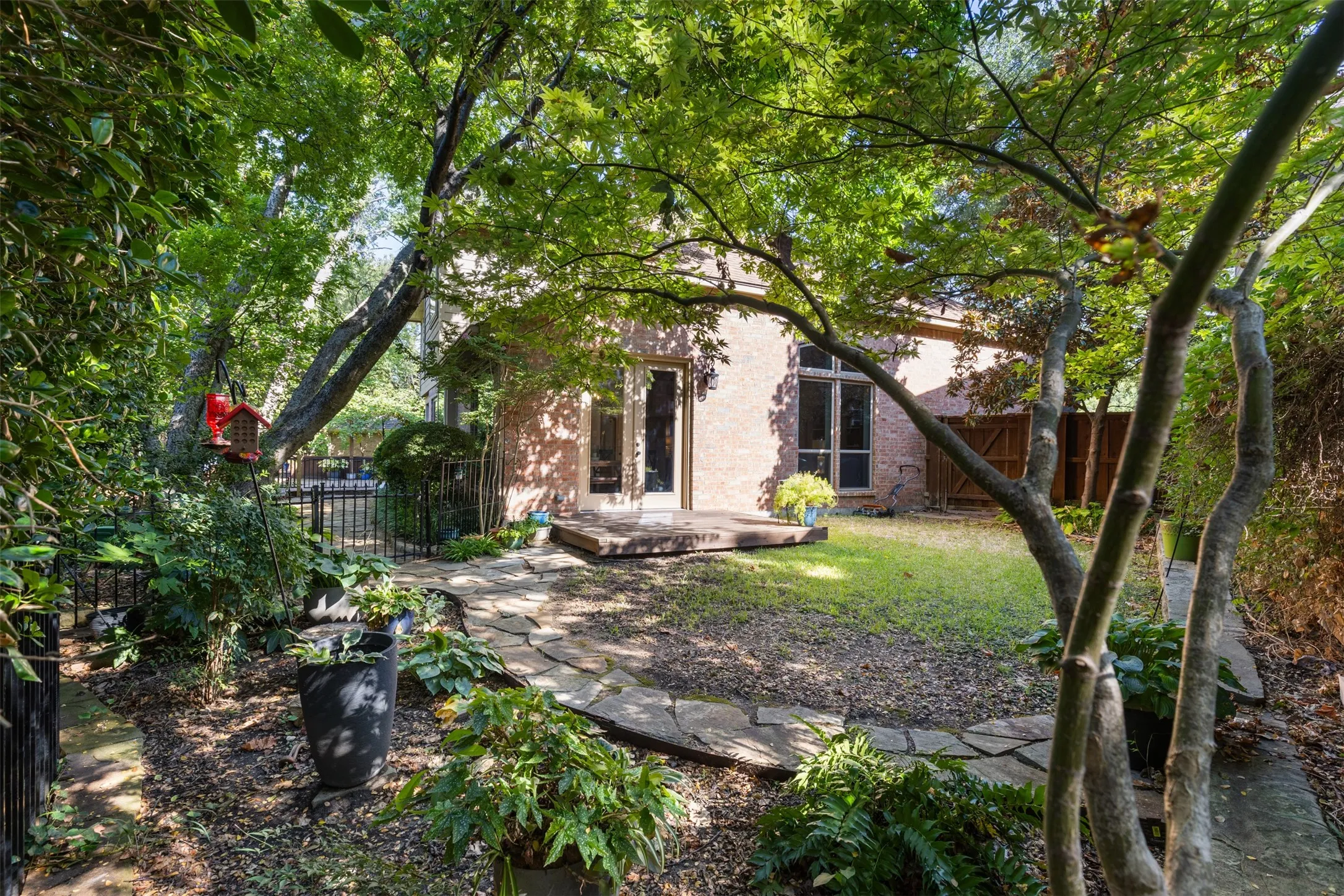 Single Family Residence For Sale in Collin County , 2904 Meadow Glen Drive, Mc Kinney, Texas 75072, 3 Bedroom, 3 Bathroom, 2 Garage spaces, 2,453 Sqft, built in 1994, mls#21383180, Real Estate Agent in Mc Kinney, Homes For Sale in Collin county, Homes For Sale in Mc Kinney, Realtor in Mc Kinney Texas, Real Estate Brokerage Independent Realty Texas, Luminita Cordes Realtor